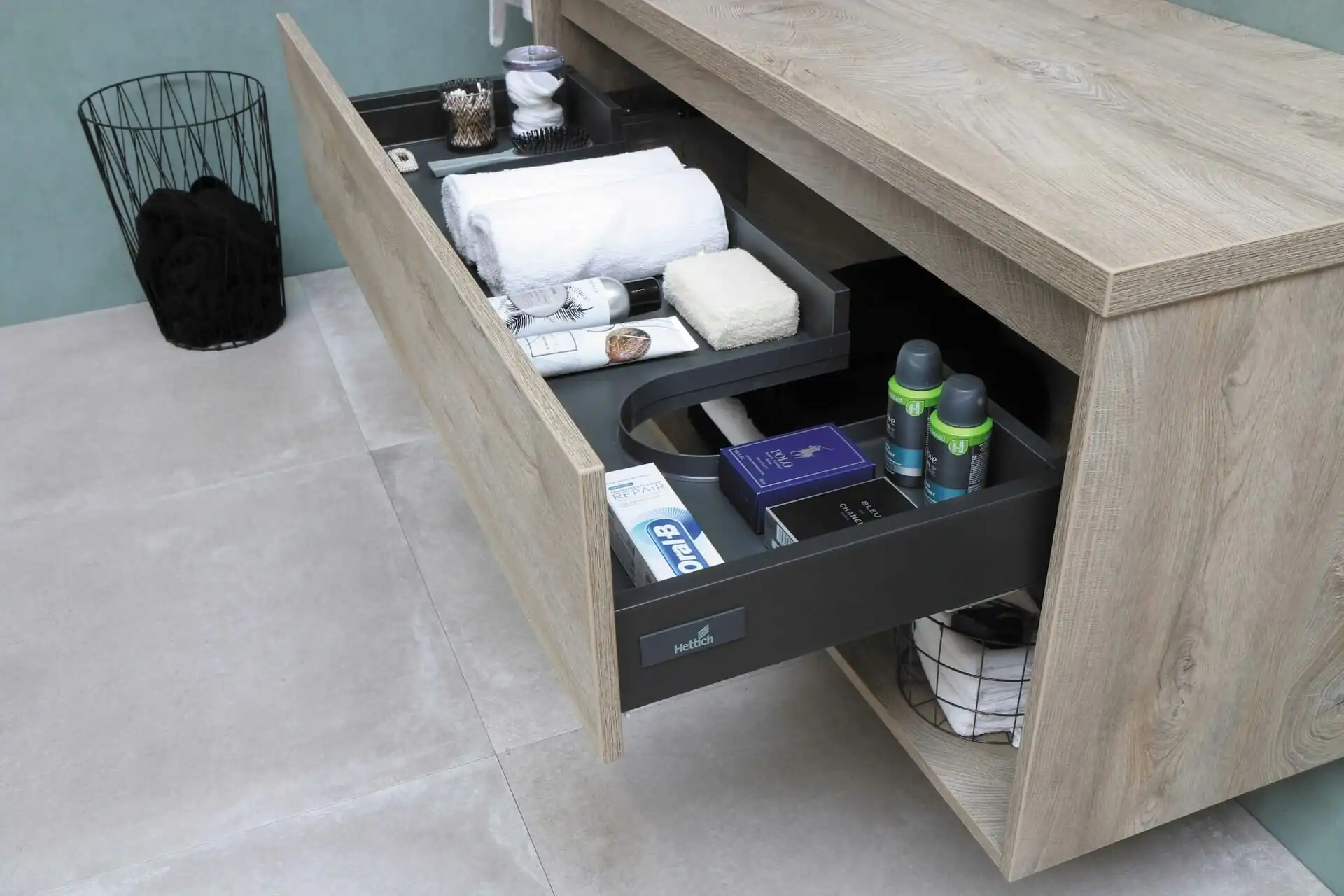 Sistema de almacenamiento inteligente en baño con nichos empotrados y estantes flotantes organizados