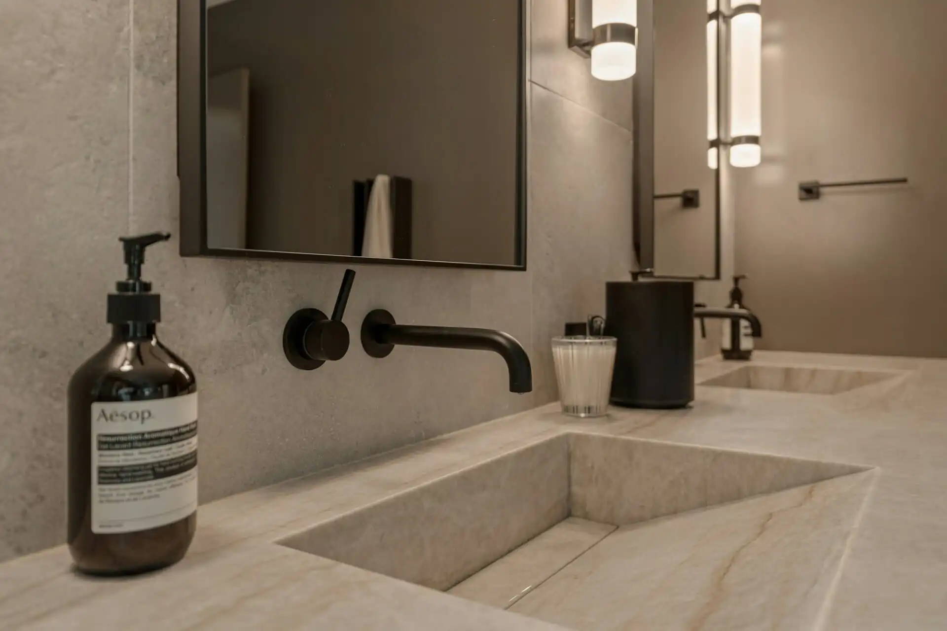 Grifería moderna en acabado negro mate con diseño minimalista en baño premium