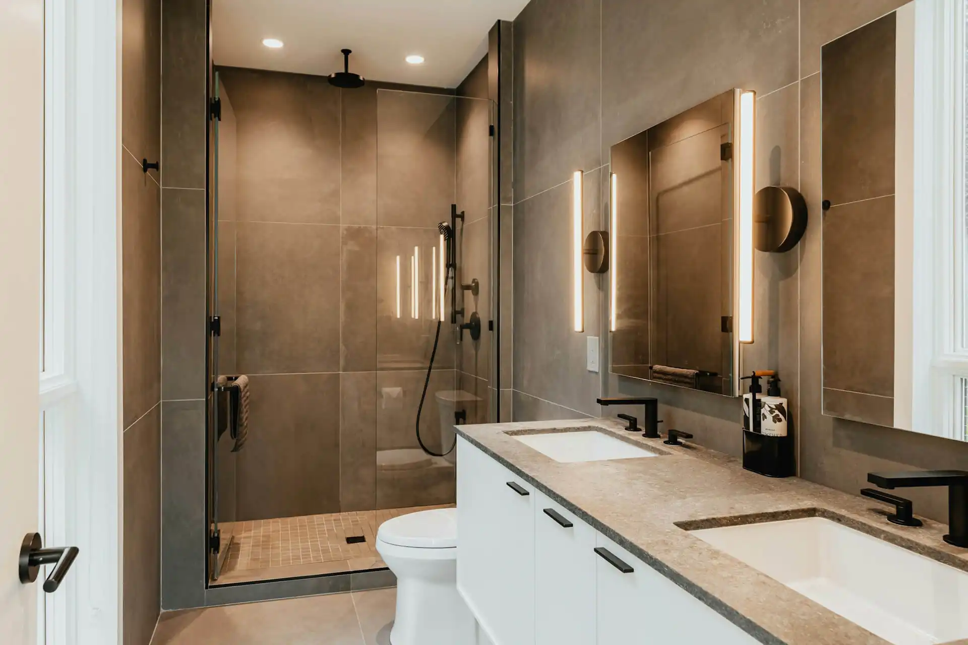 Mueble de lavabo doble suspendido con cajones organizadores y encimera de diseño moderno