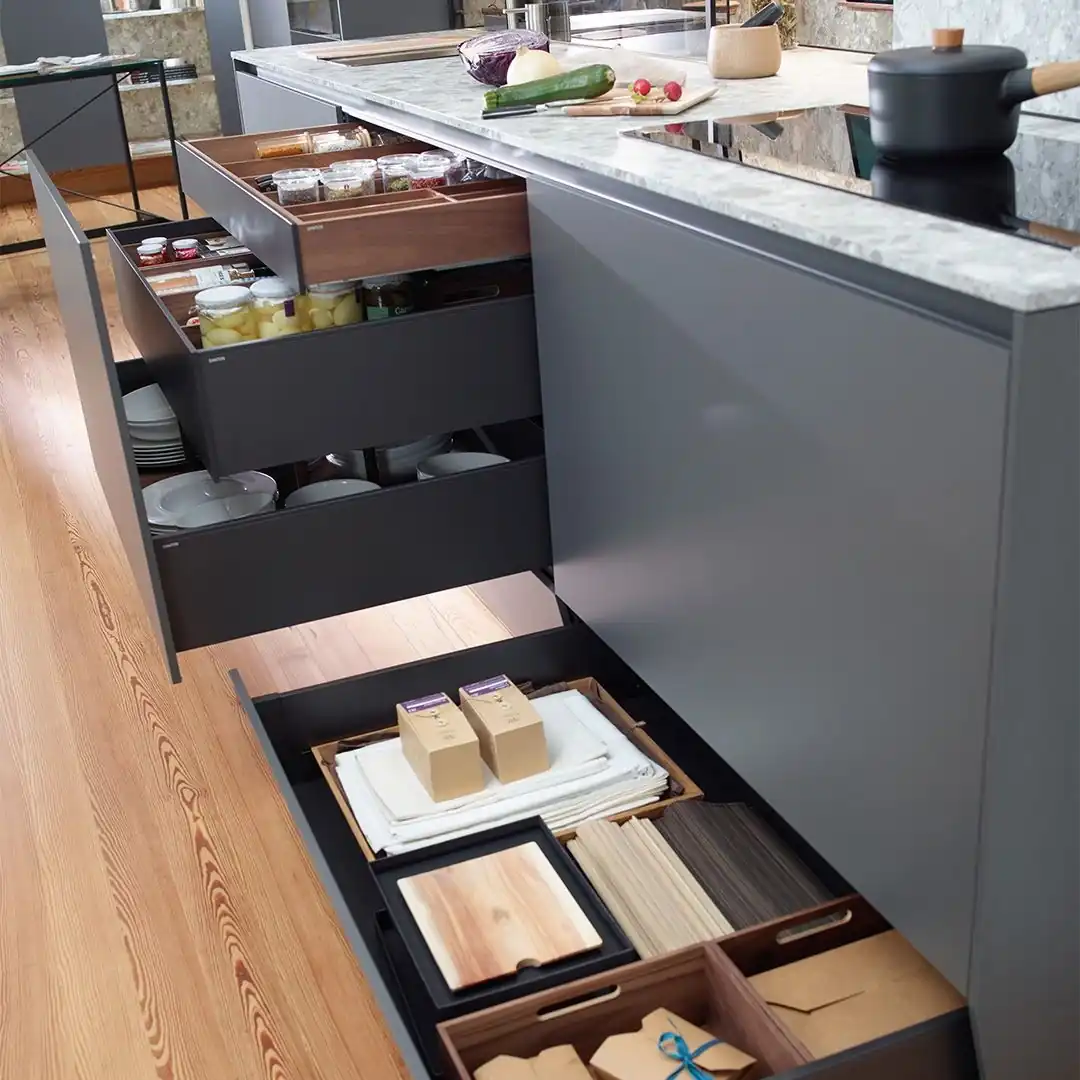 Sistema de almacenamiento inteligente en cocina con cajones extraíbles y despensa organizada