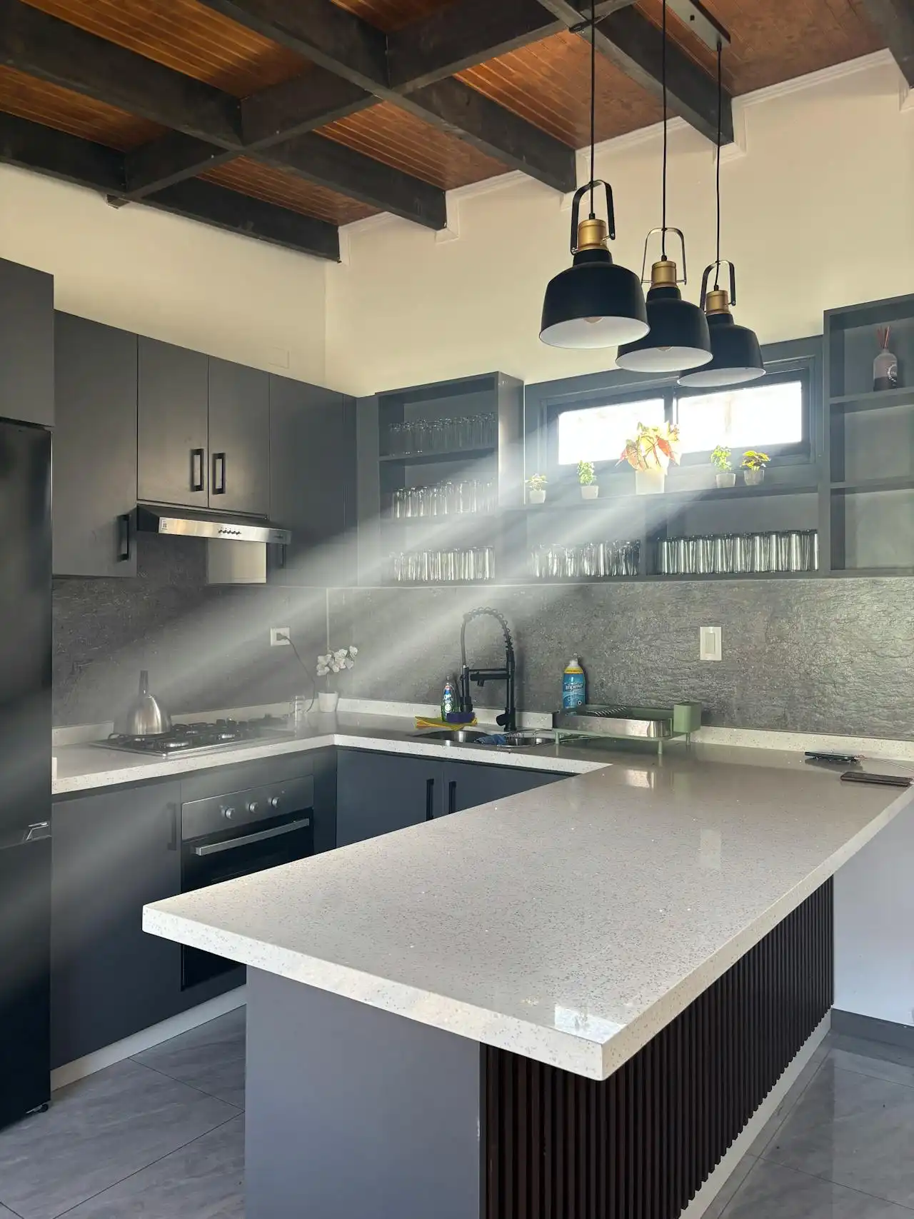 Detalle de encimera de cuarzo en cocina moderna mostrando textura y acabado premium