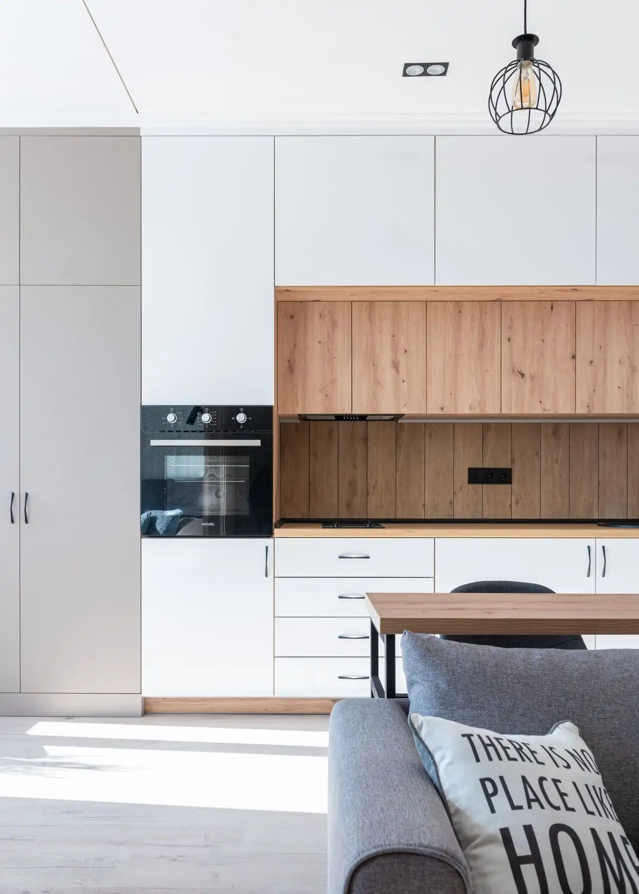 Instalación de muebles y encimeras durante remodelación de cocina