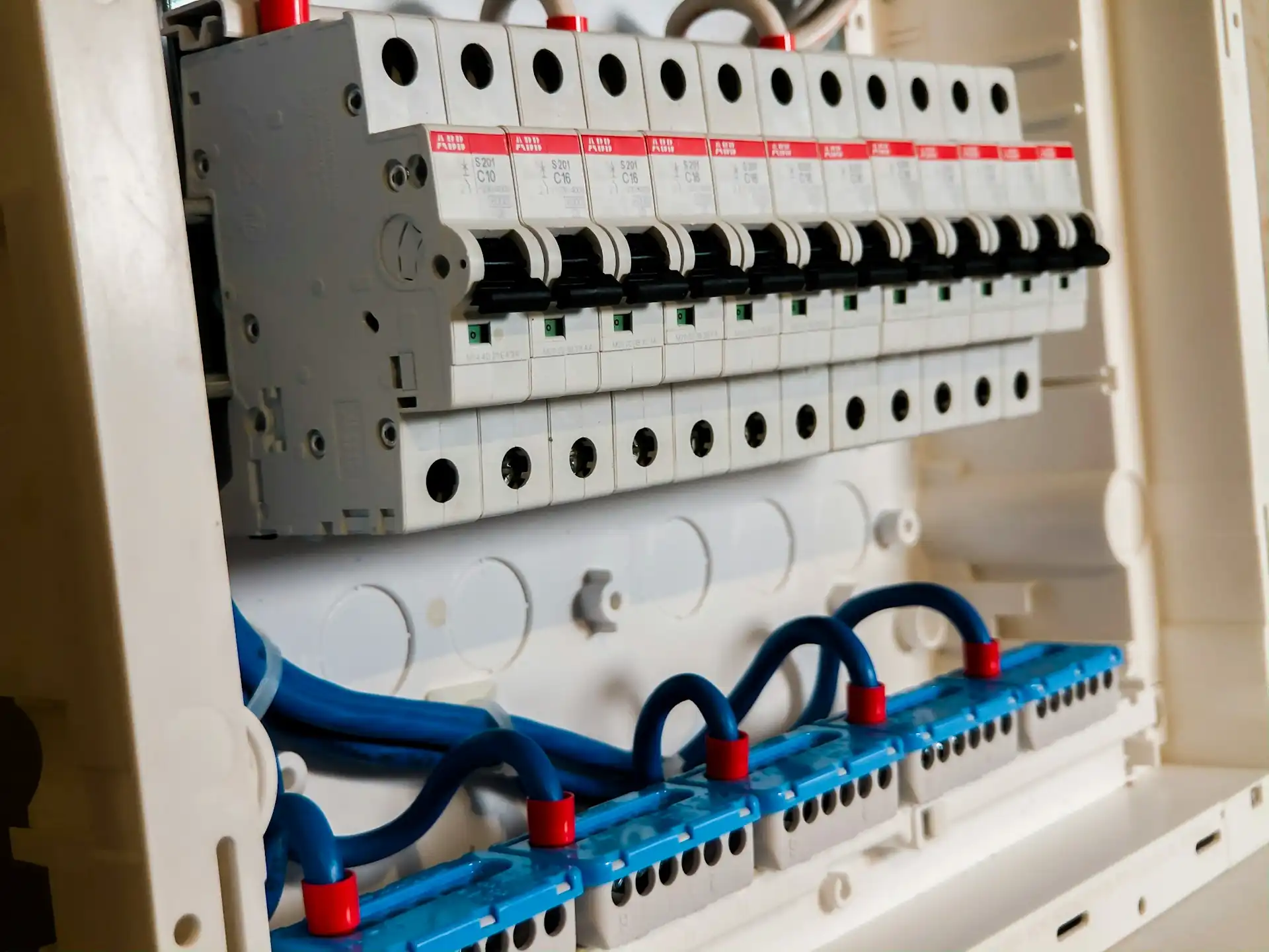 Detalle de cuadro eléctrico moderno con protecciones diferenciales y magnetotérmicos