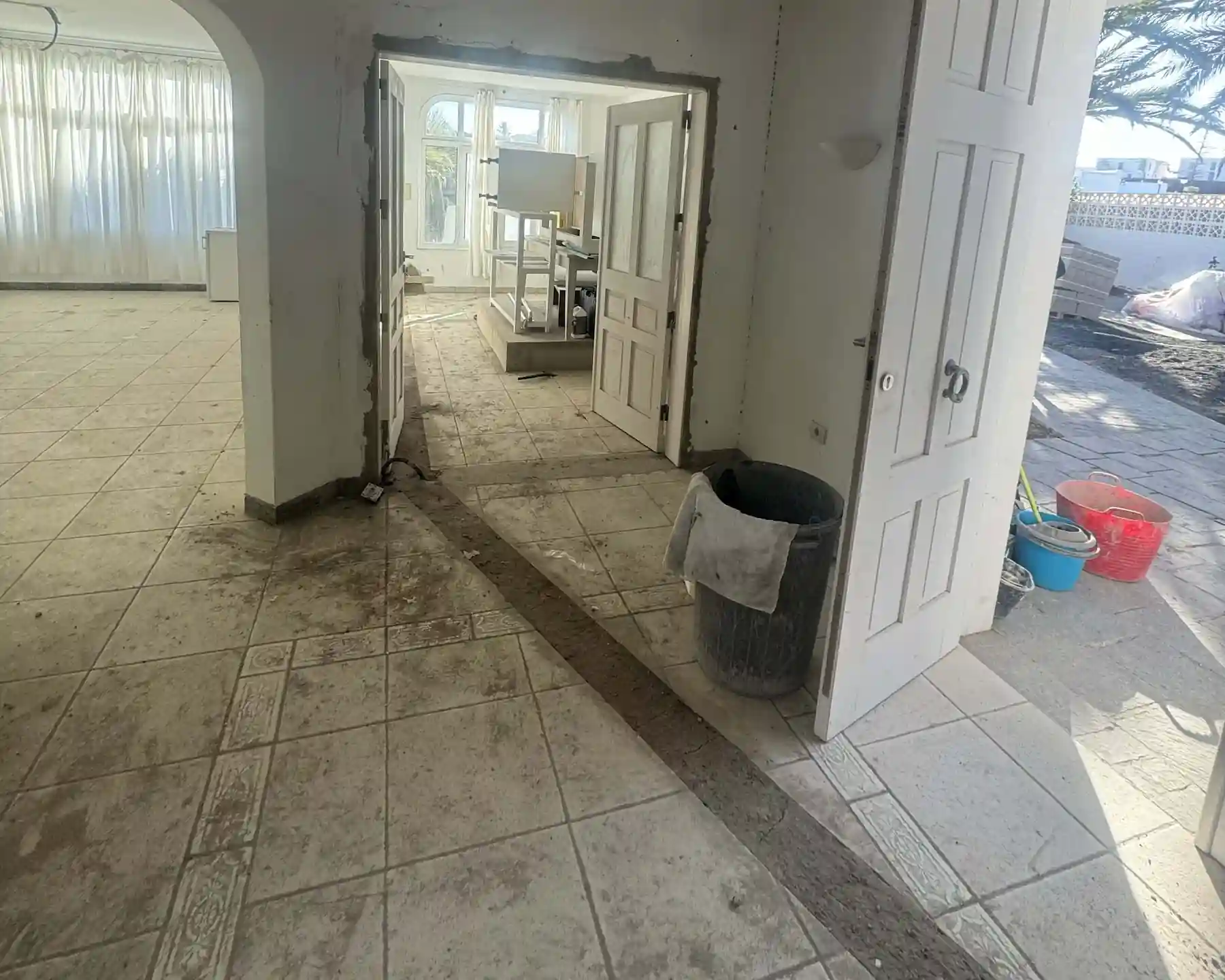Proceso de demolición controlada con retirada profesional de escombros en remodelación integral