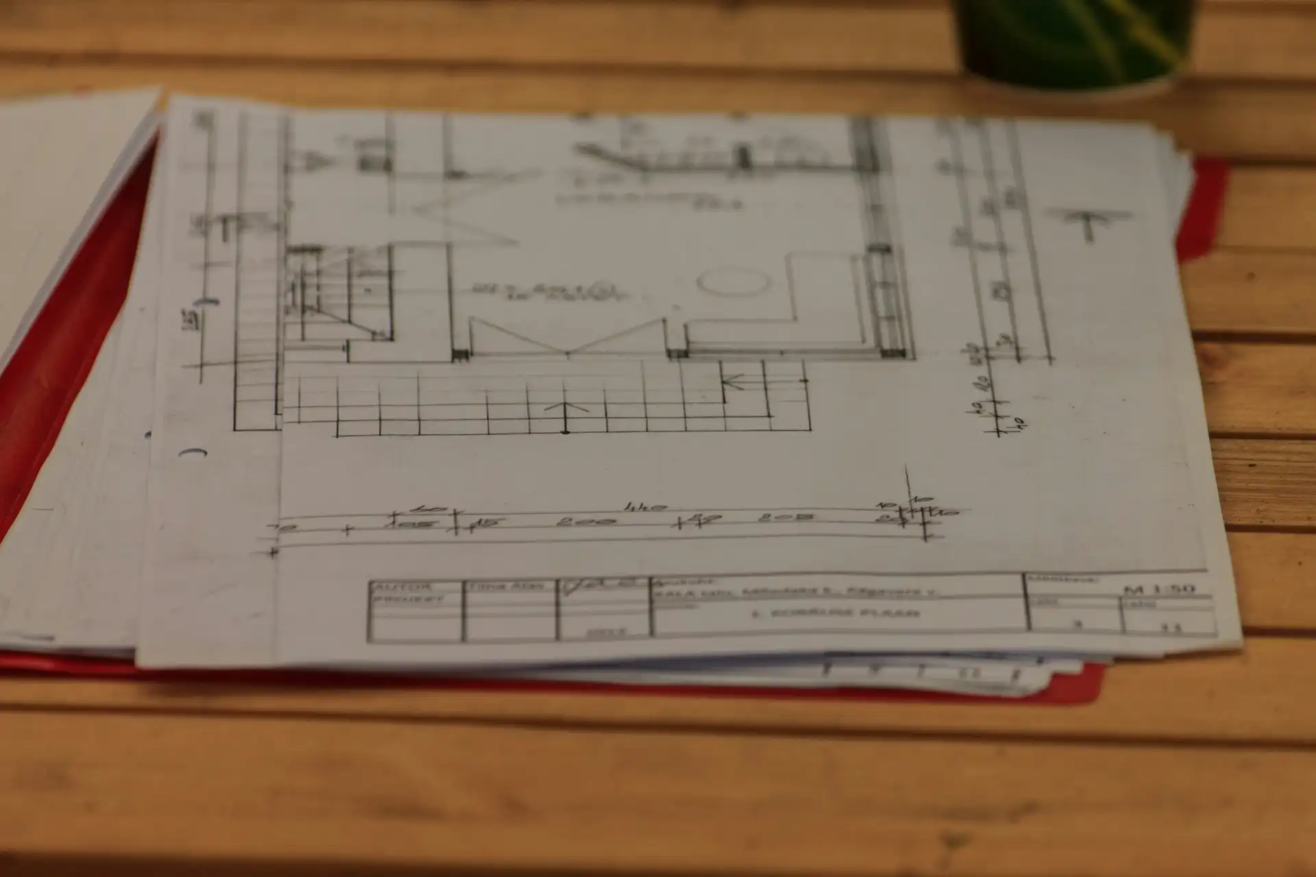 Plano arquitectónico y render 3D del diseño de remodelación integral mostrando distribución de espacios