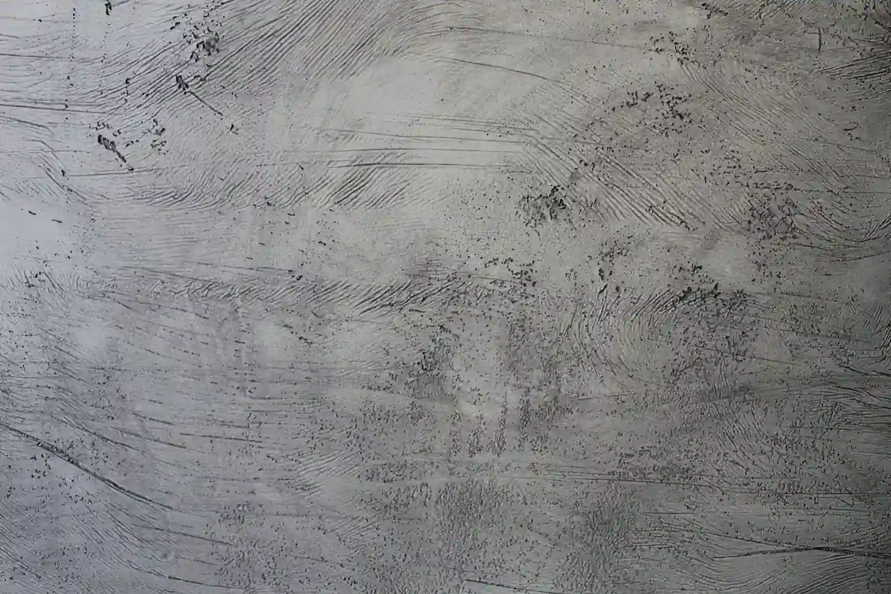 Pared con efecto decorativo metalizado mostrando reflejos y técnica artesanal