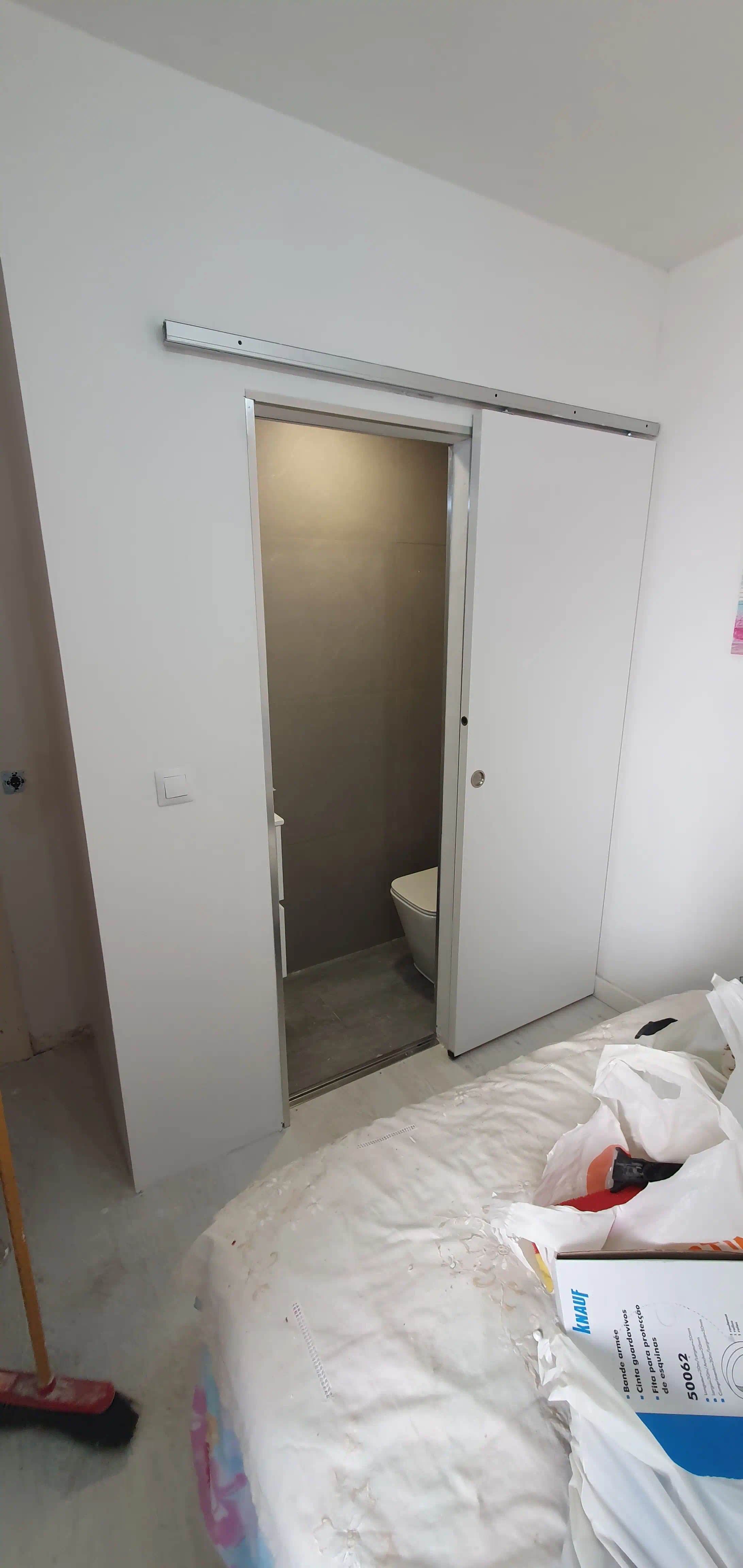 Puerta corredera flotante en aseo adaptado para facilitar el acceso en el dormitorio