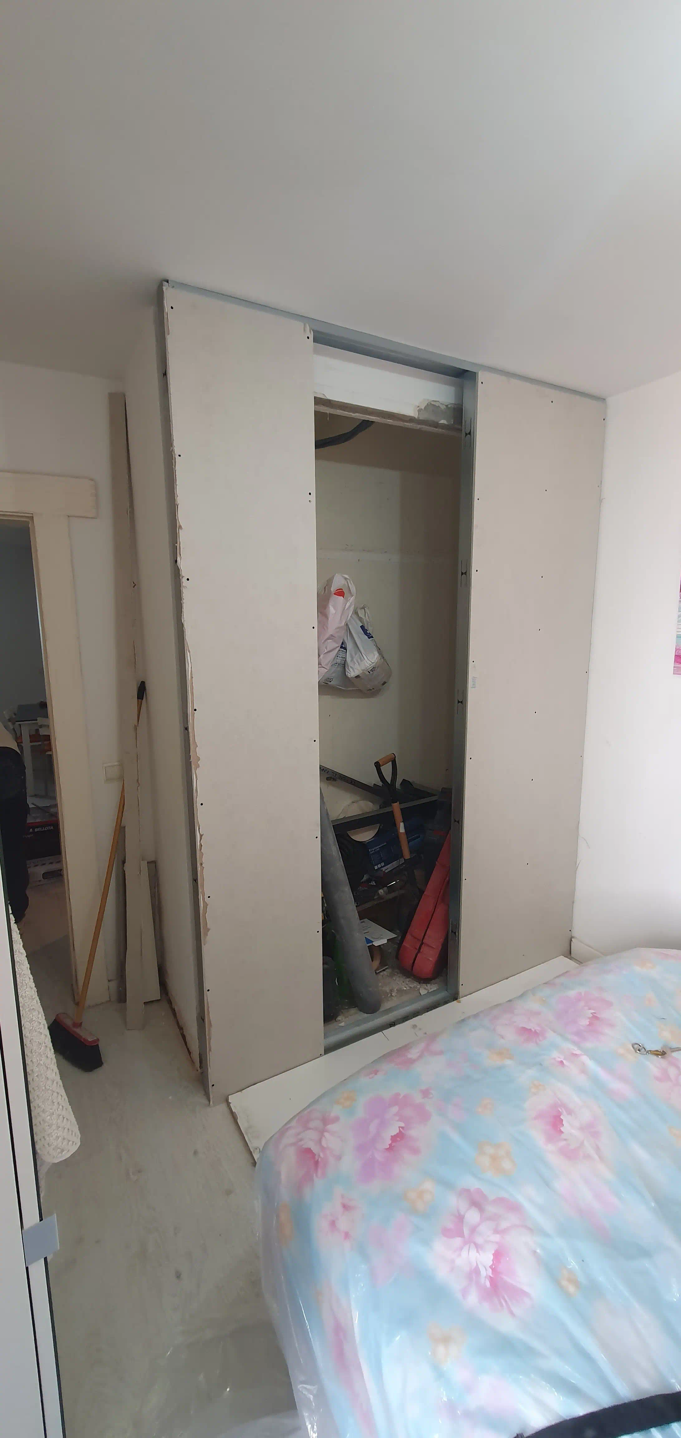 Construcción de estructura en Drywall RH 13mm en antiguo armario empotrado para nuevo aseo