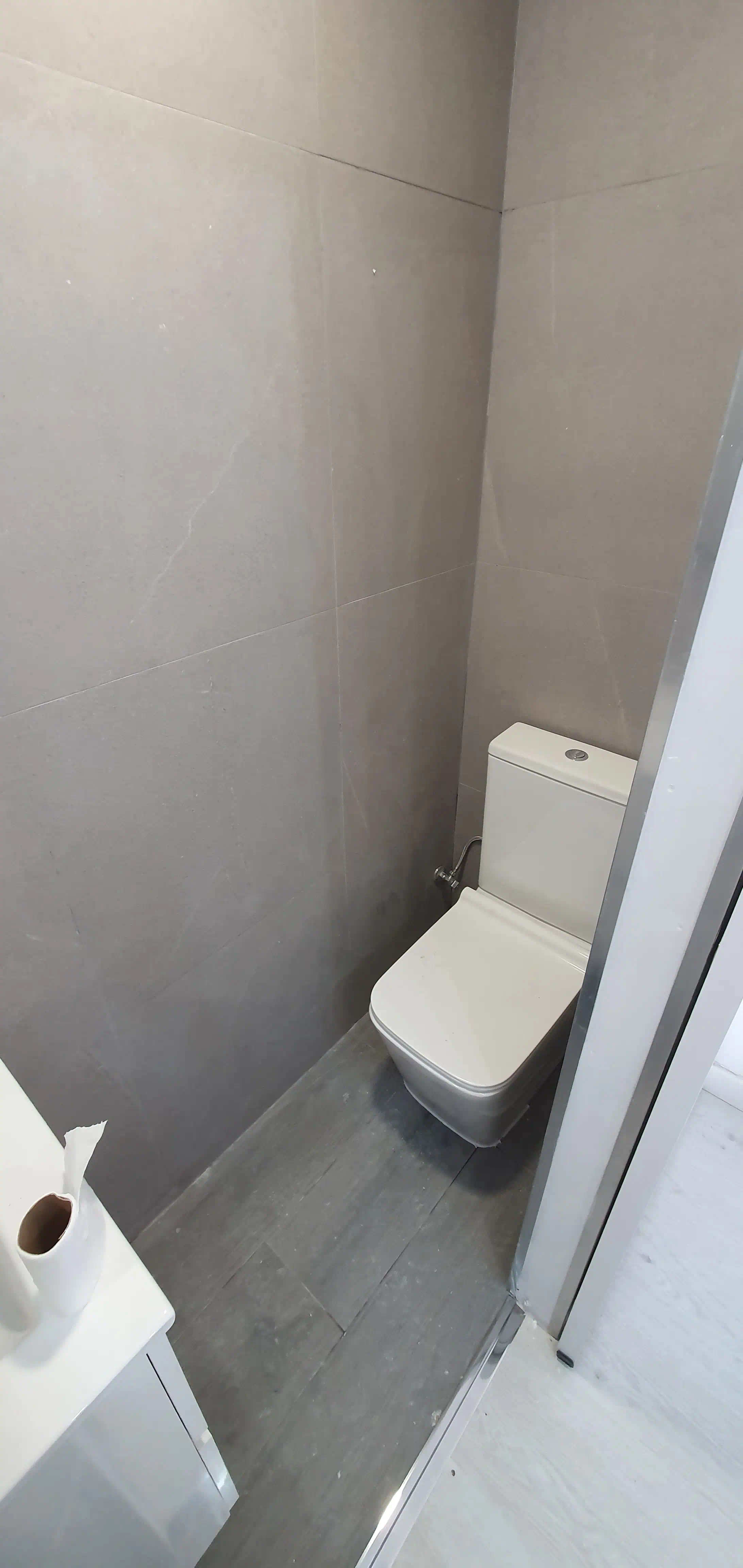 Nuevo aseo adaptado en antiguo armario con lavabo compacto de 45 cm y espejo LED