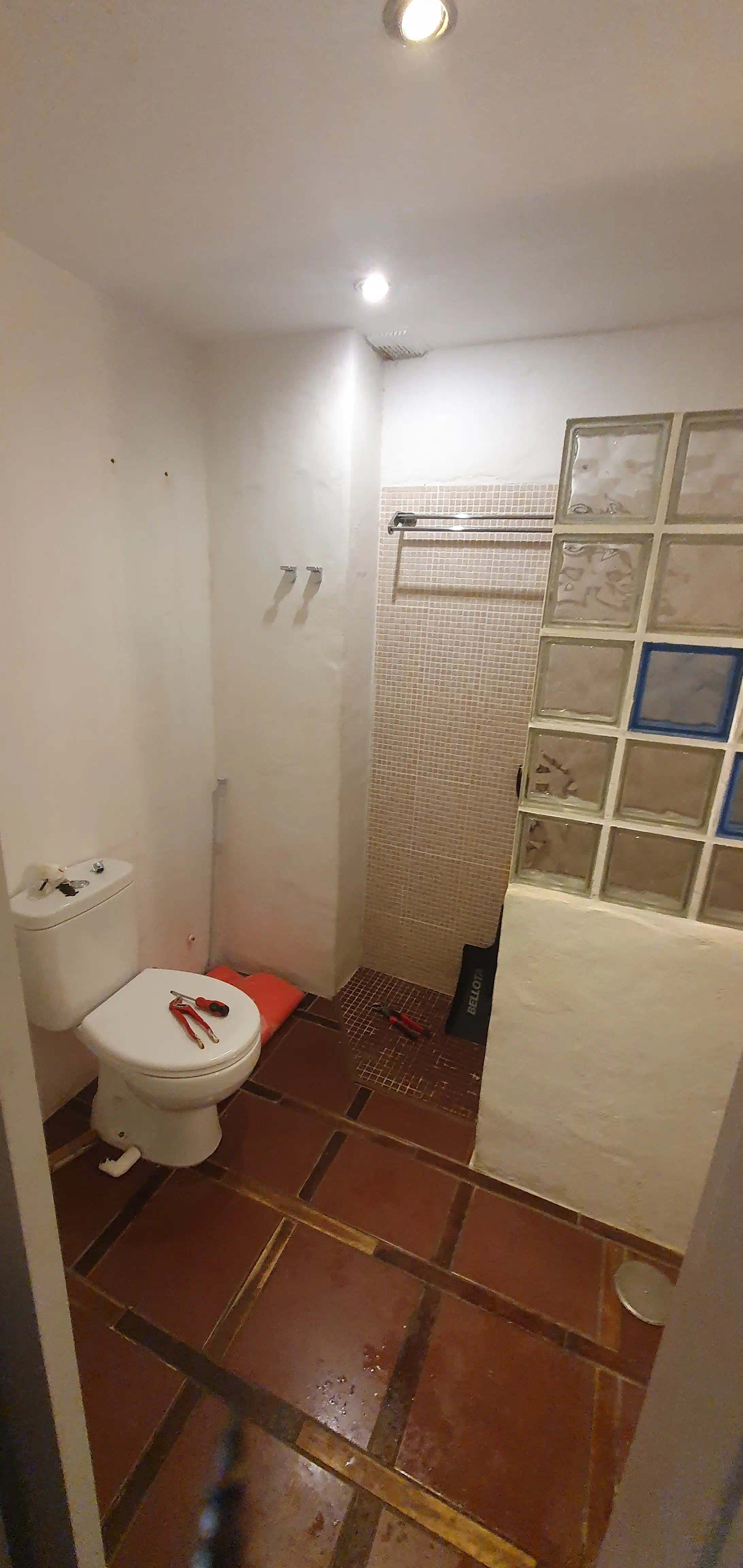 Baño principal en su estado original antes de la reforma integral