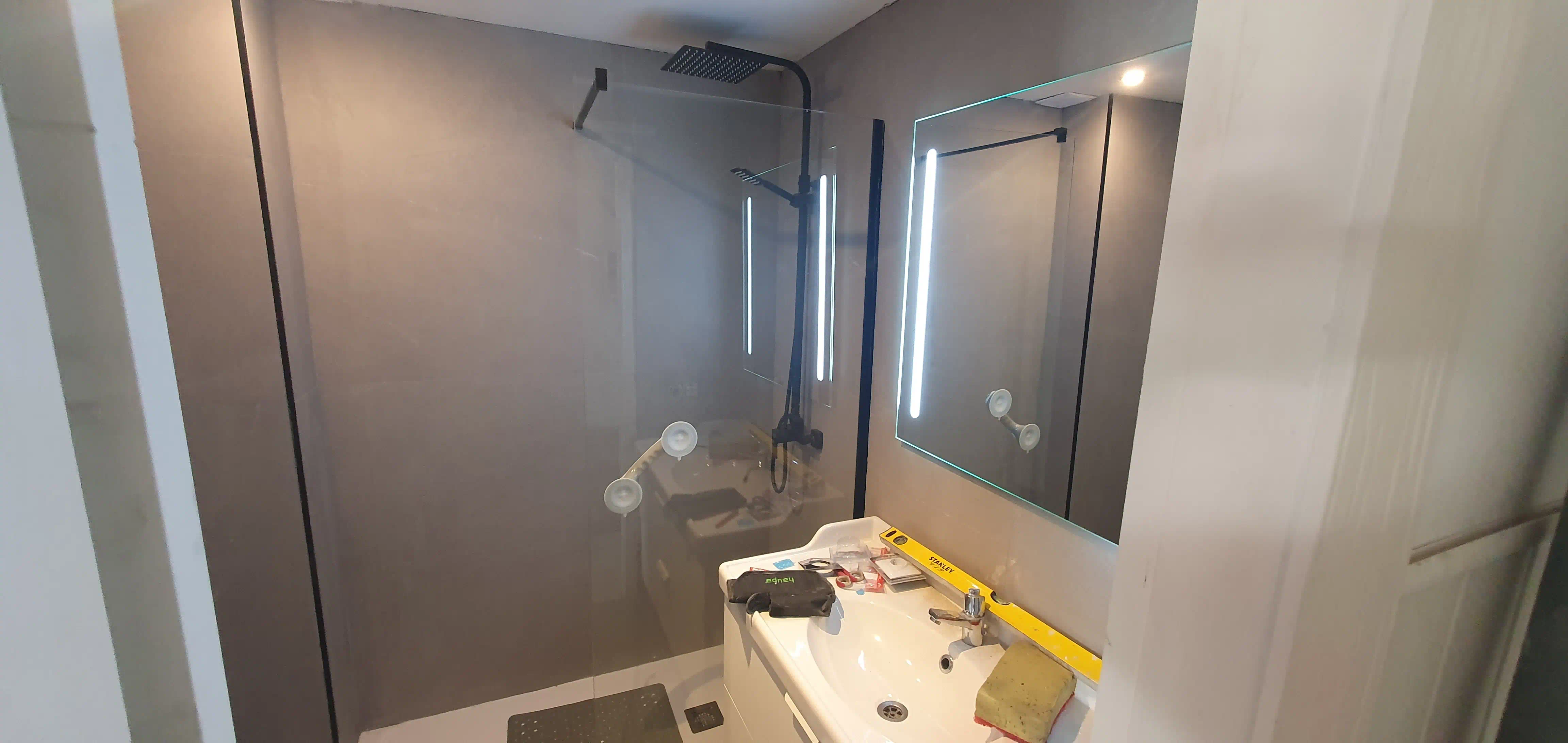 Mueble ROCA de 100 cm y espejo retroiluminado con luz LED blanca 6500K en baño principal