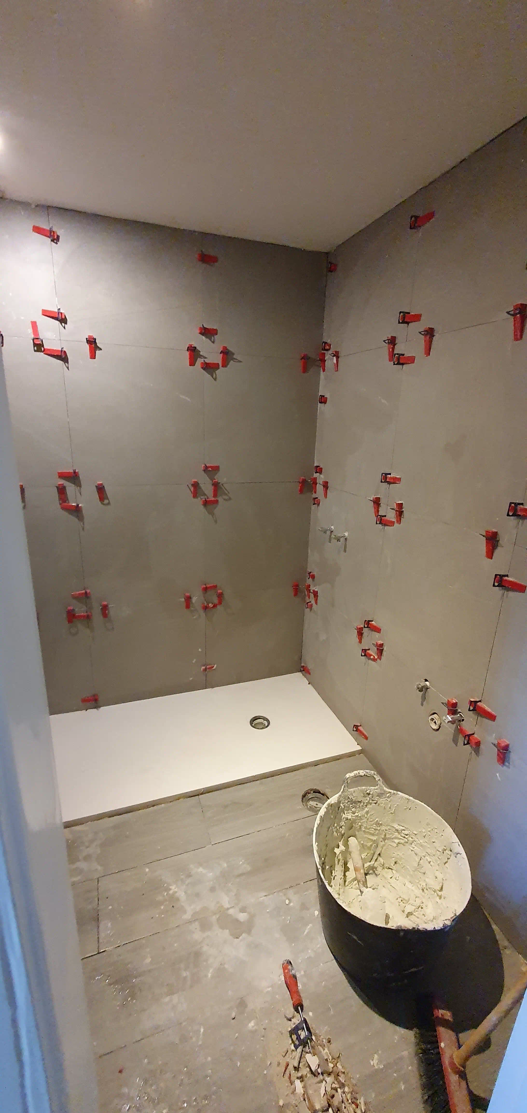 Proceso de instalación de porcelanato 60x60 con cuñas autonivelantes y doble encolado