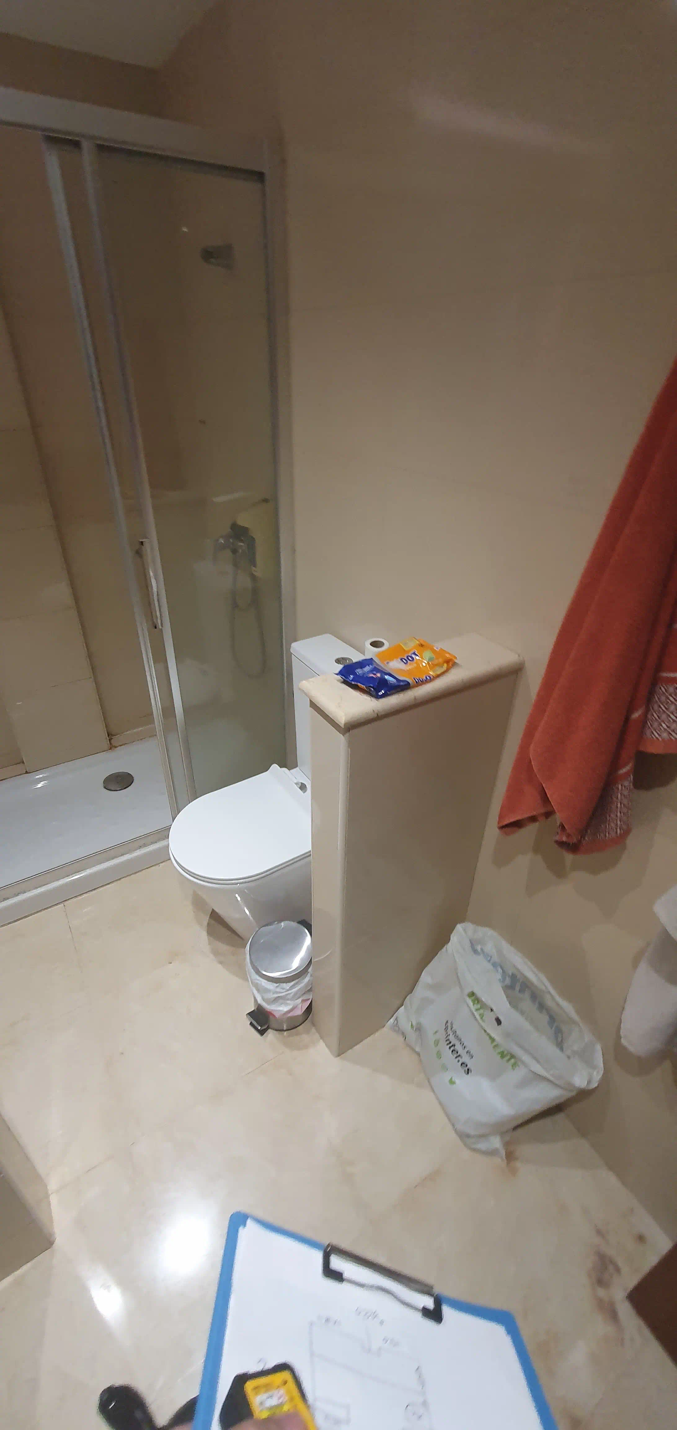 Baño de La Trigaleña antes de la reforma, con revestimientos y distribución originales