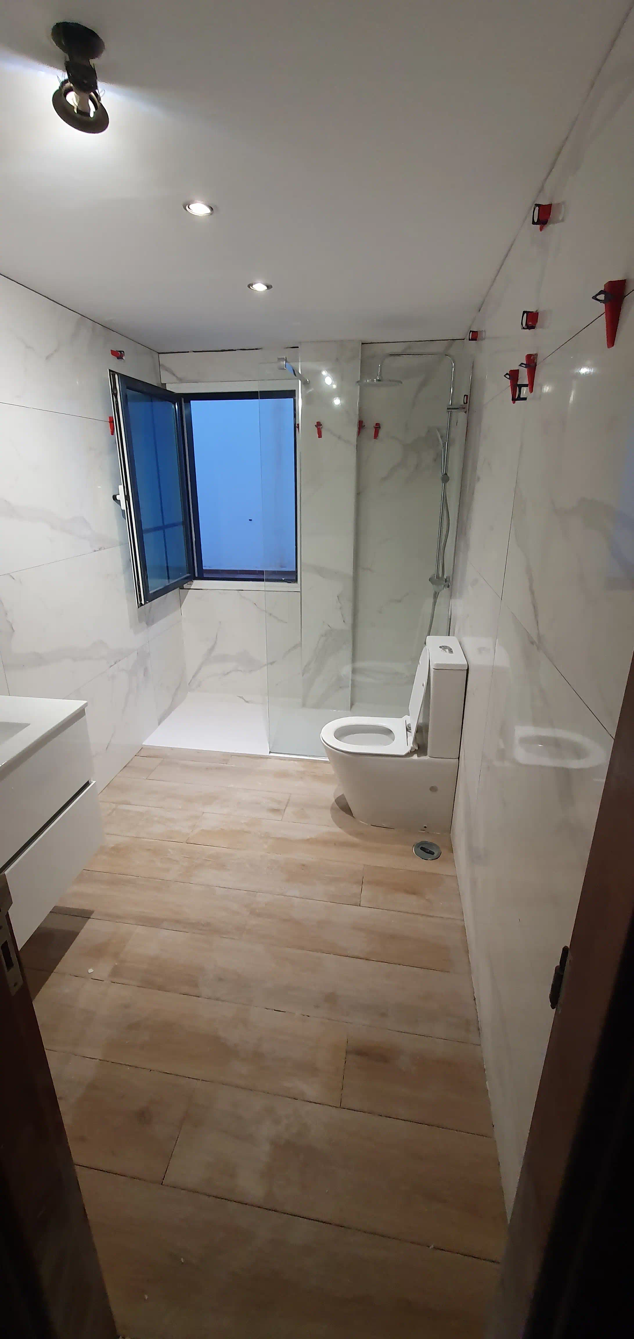 Remodelación Integral de Baño en Townhouse en La Trigaleña, Valencia