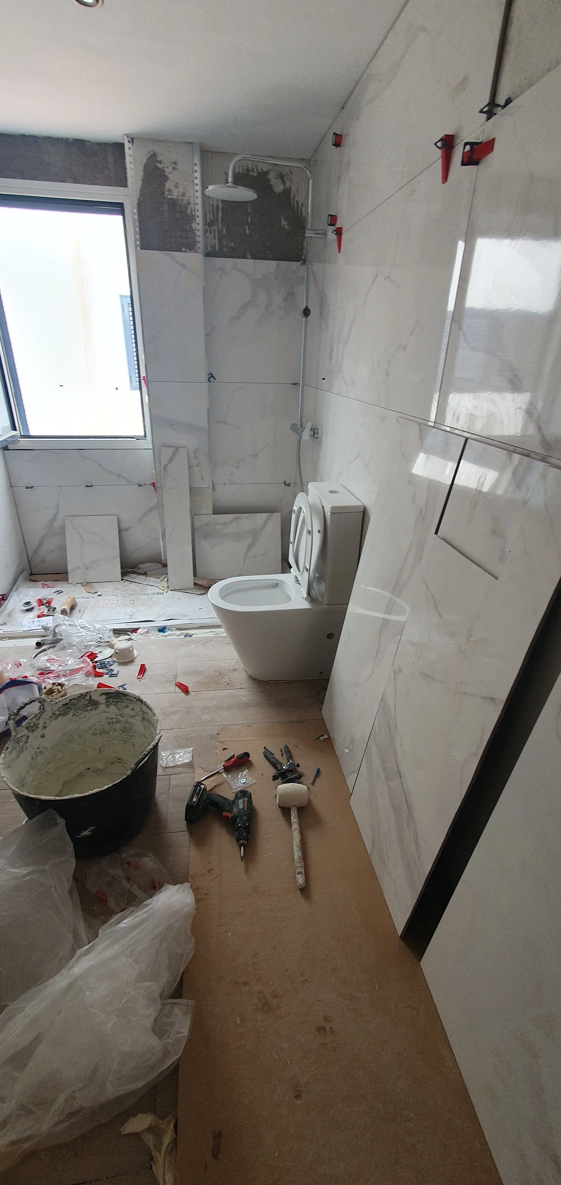 Inodoro TEKA modelo Manacor instalado sobre suelo de porcelanato efecto madera