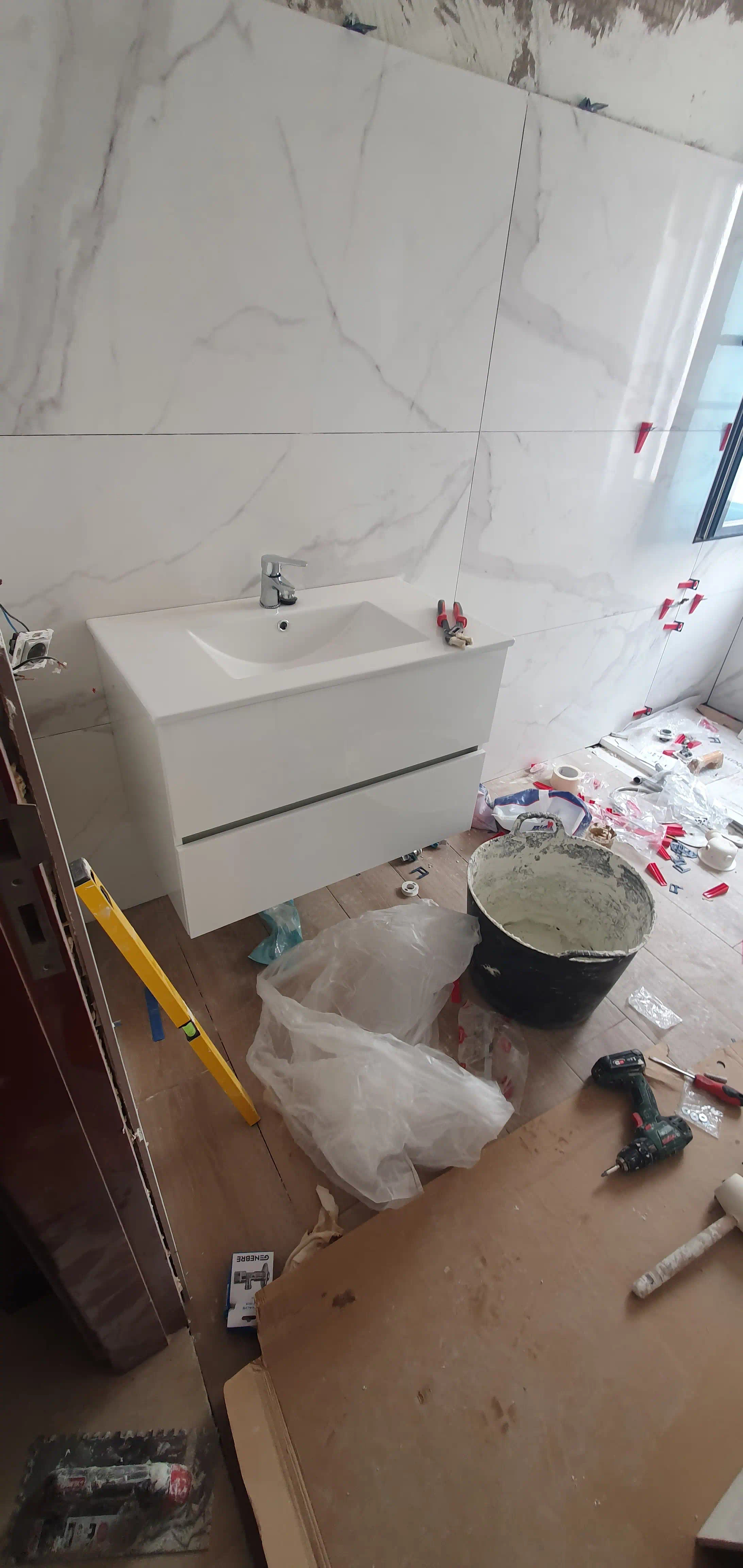 Mueble de baño en color blanco de 80 cm con grifería monomando TEKA instalada