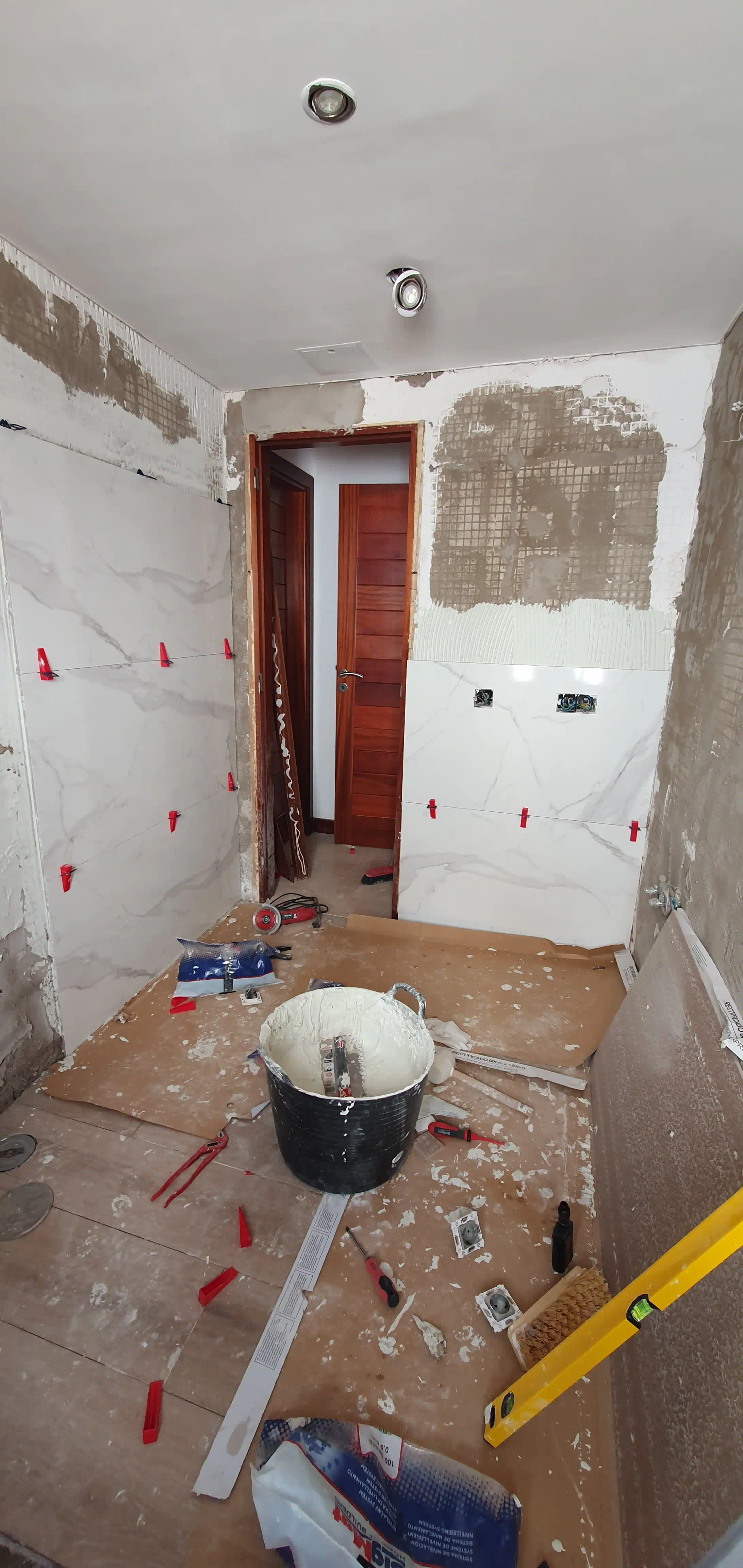 Instalación de porcelanato importado efecto mármol 60x120 con cuñas autonivelantes