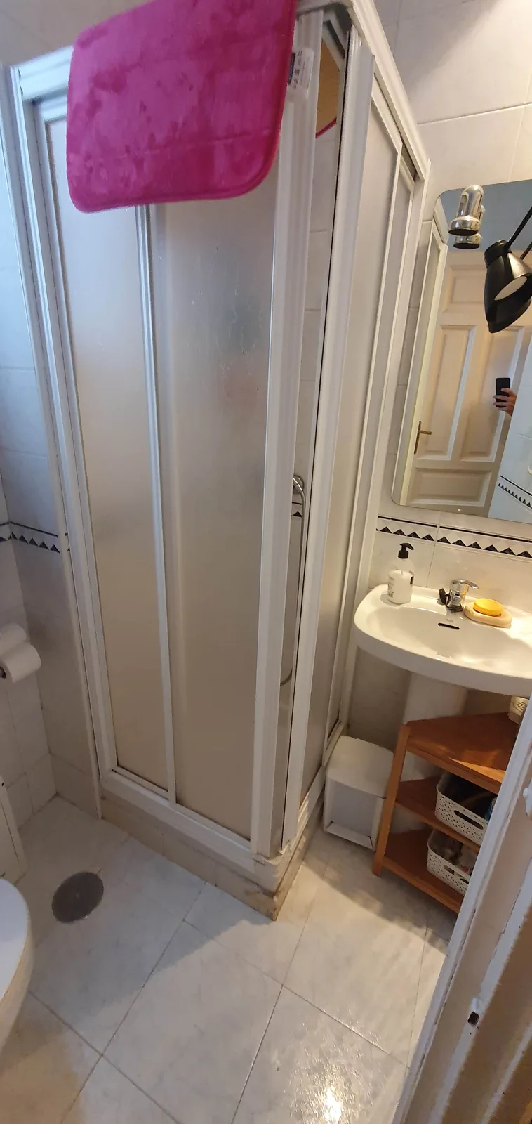 Baño secundario antes de remodelación en apartamento de Las Mercedes