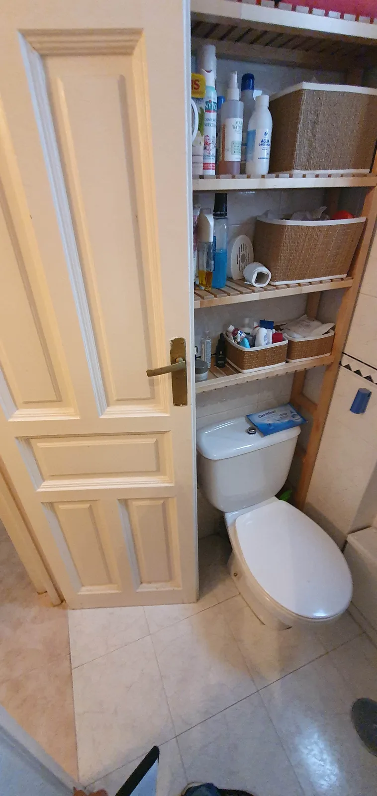 Estado inicial de baño pequeño antes de cambiar tabique y puerta