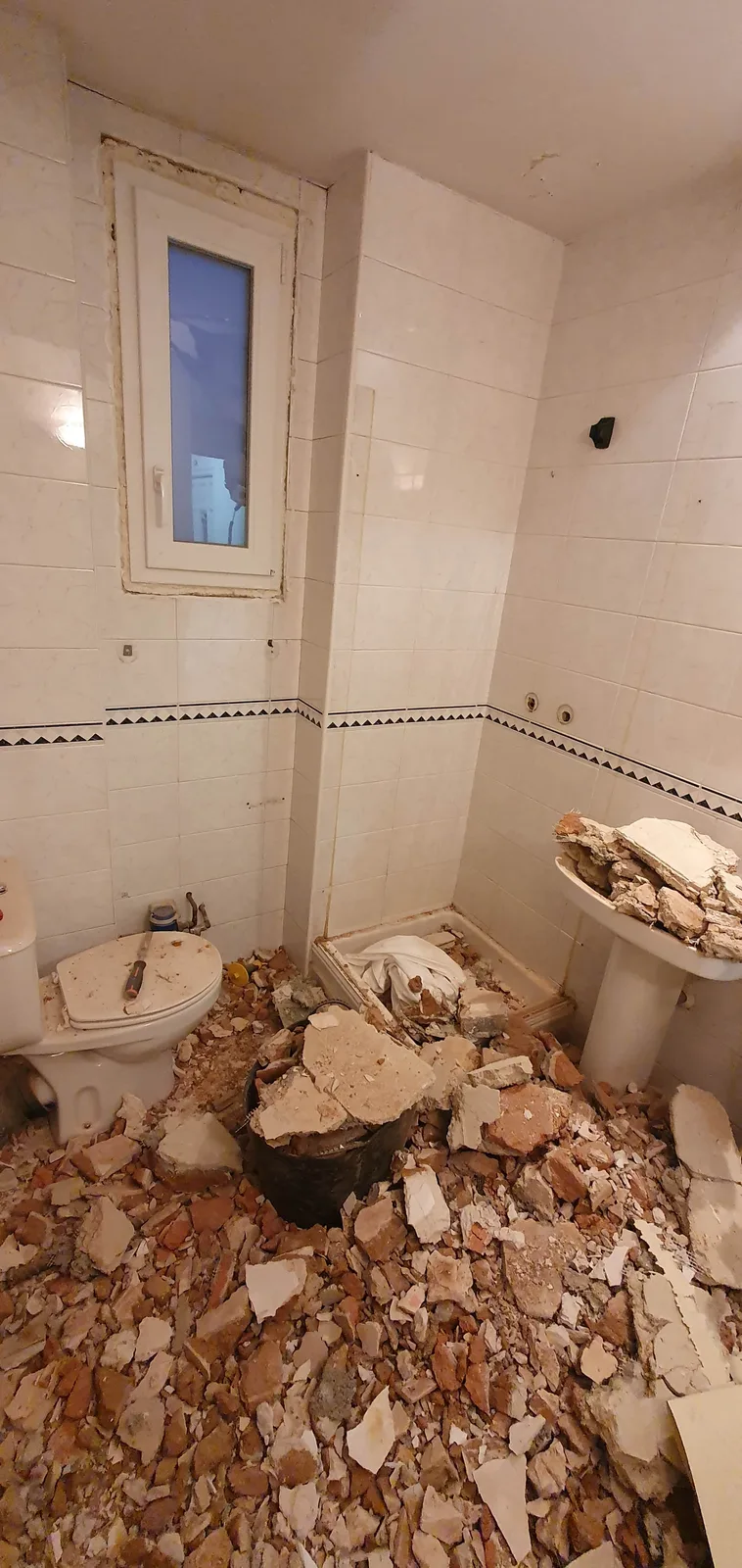 Demolición y preparación de baño secundario antes de nueva plomería