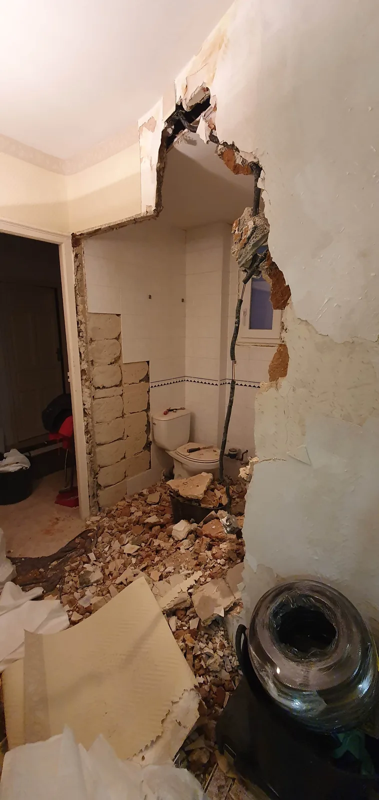 Demolición del tabique mal posicionado en baño pequeño