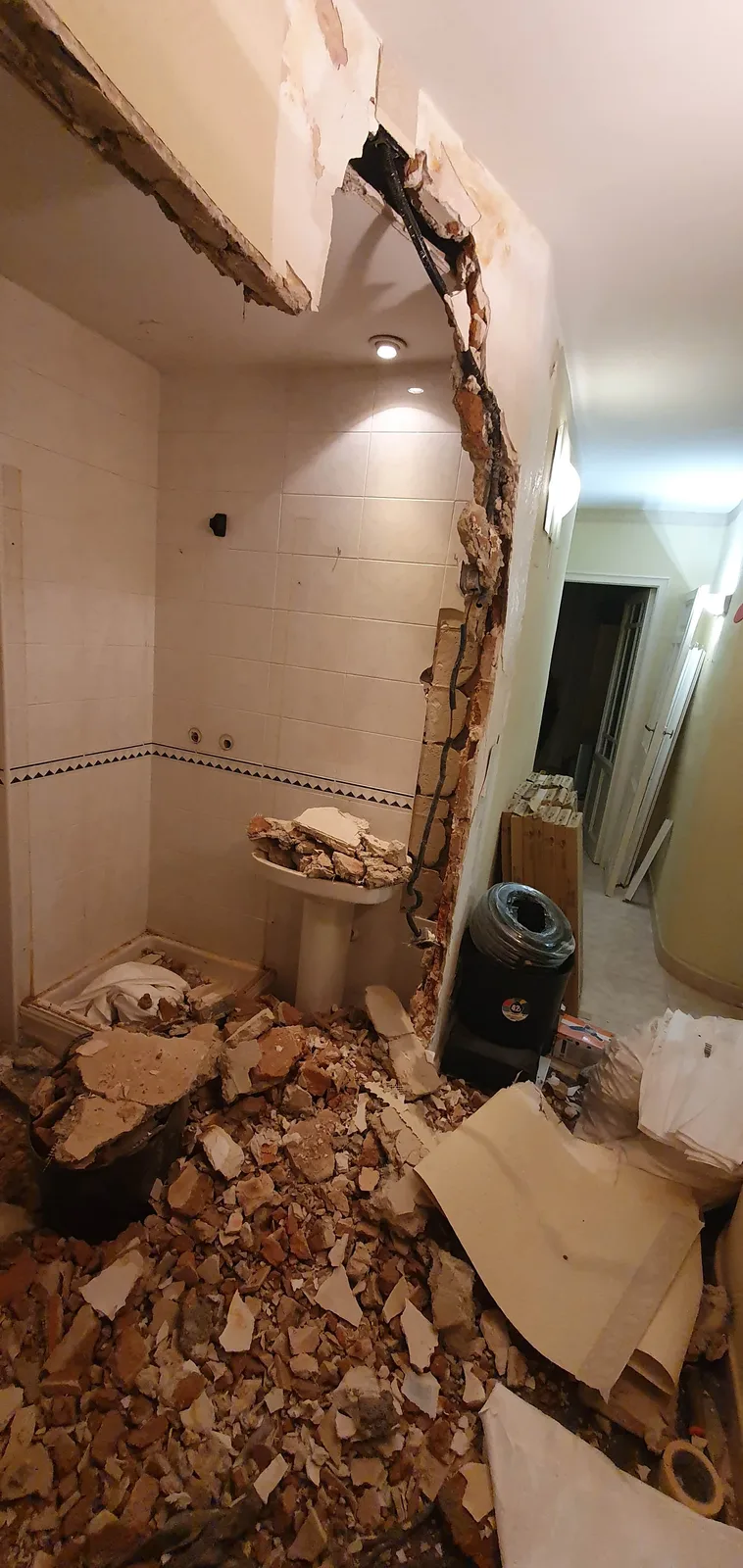 Proceso de demolición de tabique para nueva distribución de baño