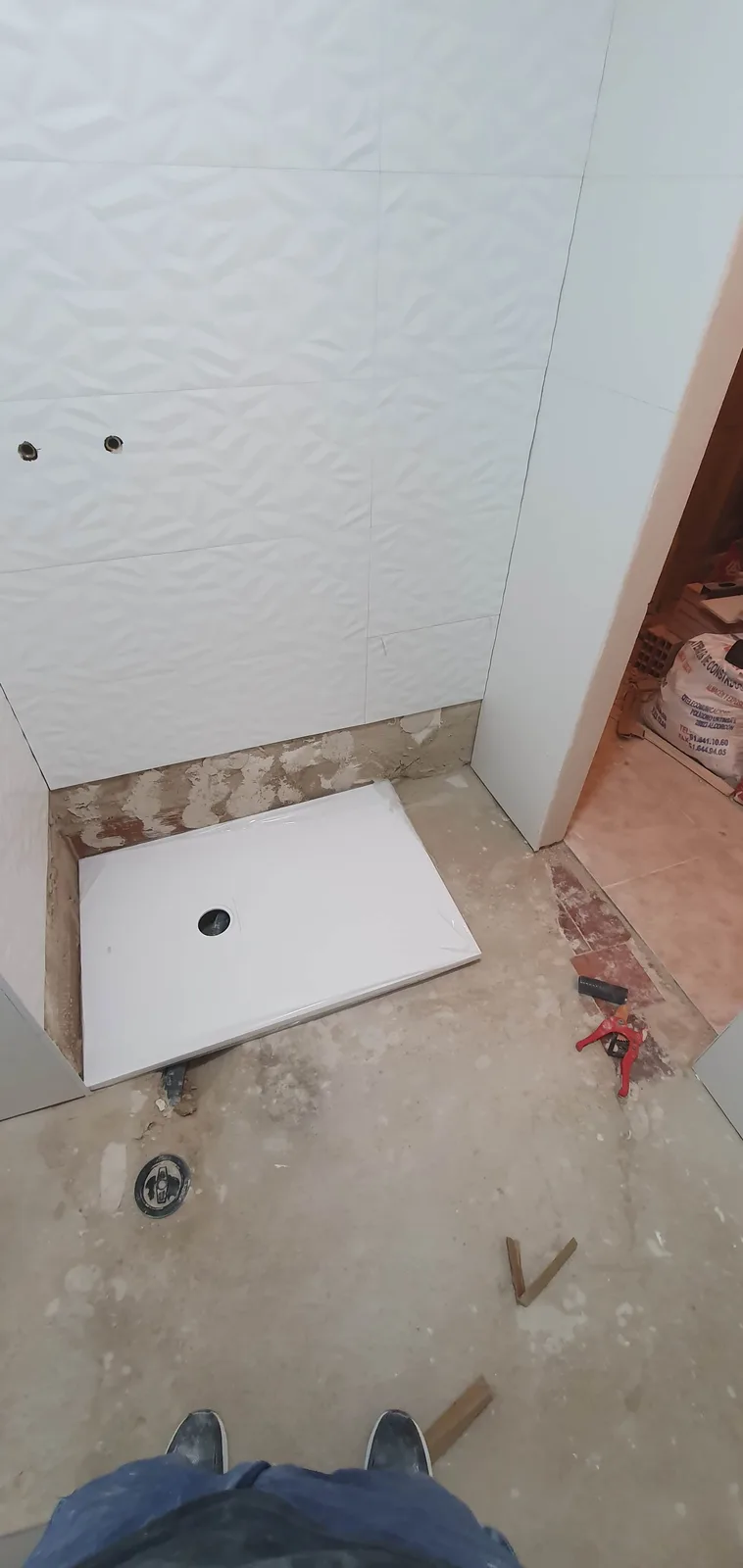 Detalle de plato de ducha instalado en baño pequeño de Las Mercedes