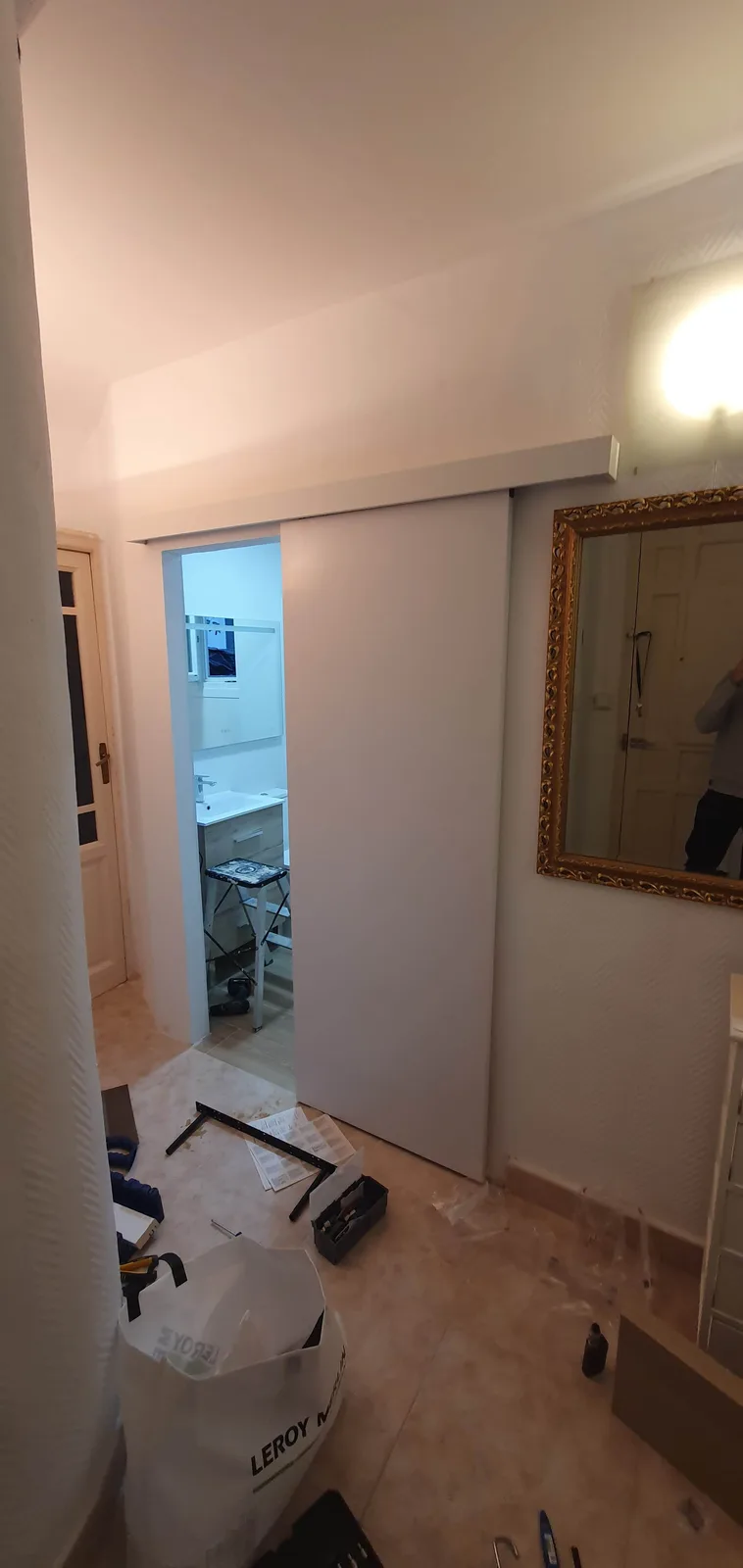 Puerta corredera exterior finalizada en baño de apartamento en Las Mercedes
