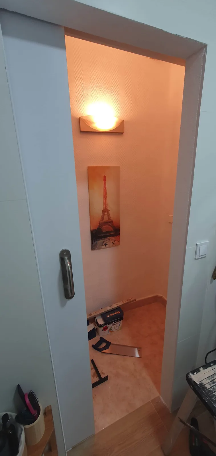 Puerta corredera vista desde el interior del baño remodelado