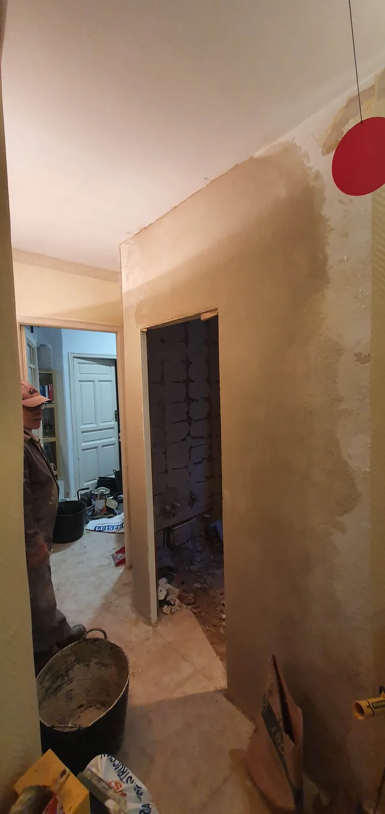 Nuevo tabique de ladrillo realizado para ampliar baño pequeño