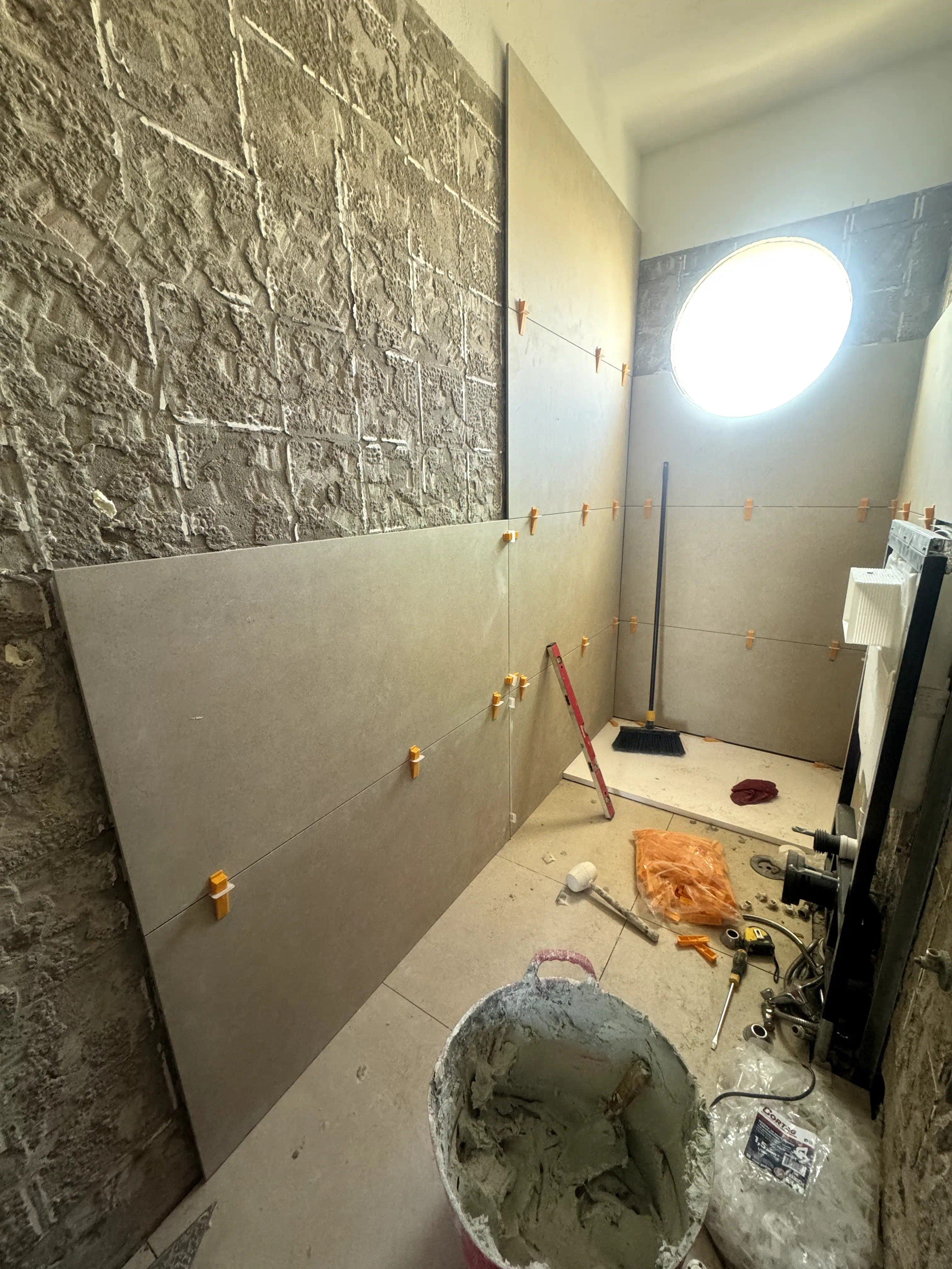 Instalación de porcelanato rectificado de gran formato 120x60 sobre soporte y plomería multicapa PEX-Al-PEX