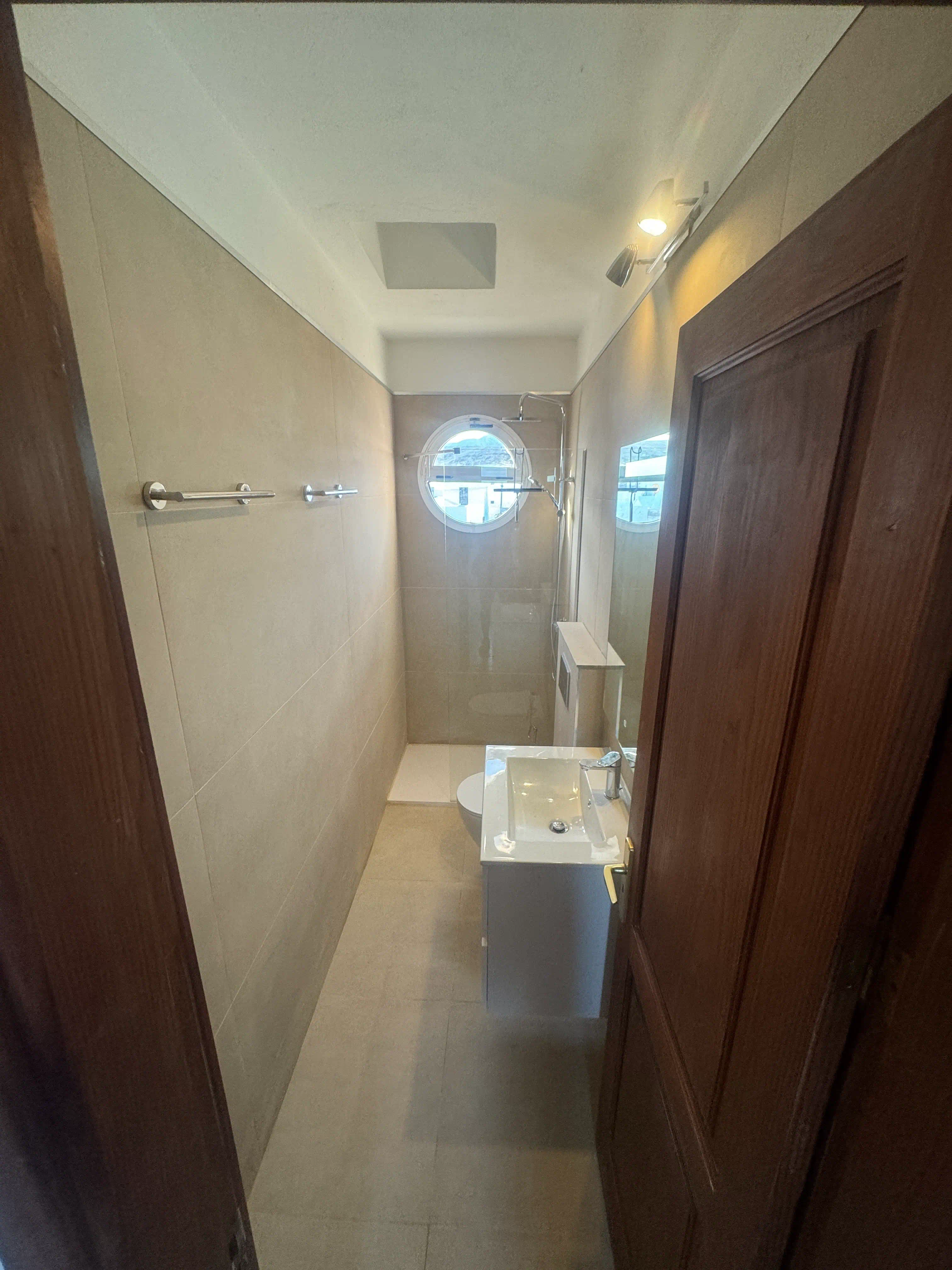 Remodelación de Baño con Poceta Flotante TEKA en San Diego, Carabobo