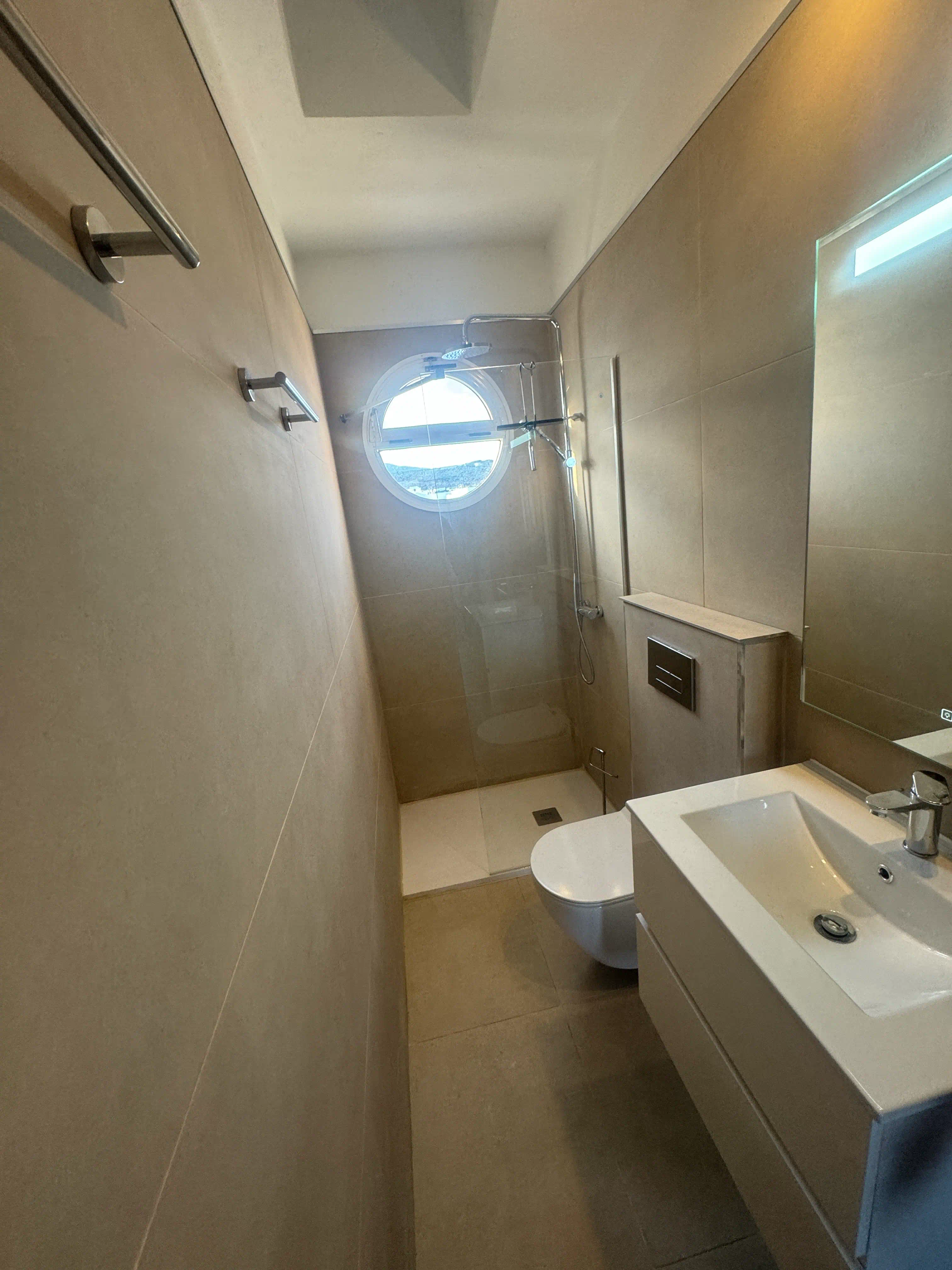 Mueble de lavabo blanco de 80 cm con grifería TEKA cromada y espejo LED integrado
