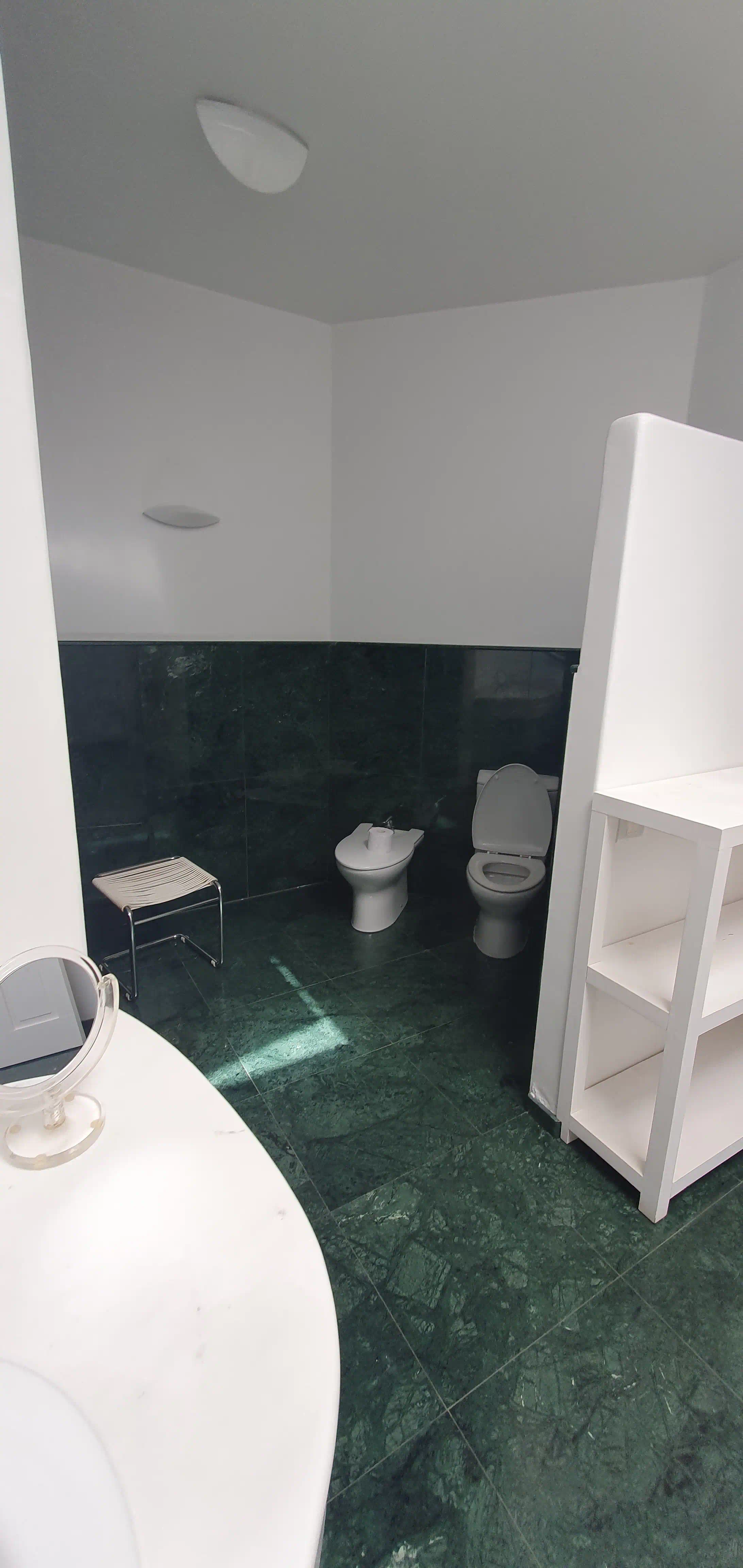 Estado original del baño de gran tamaño en la quinta de Guataparo antes de la reforma