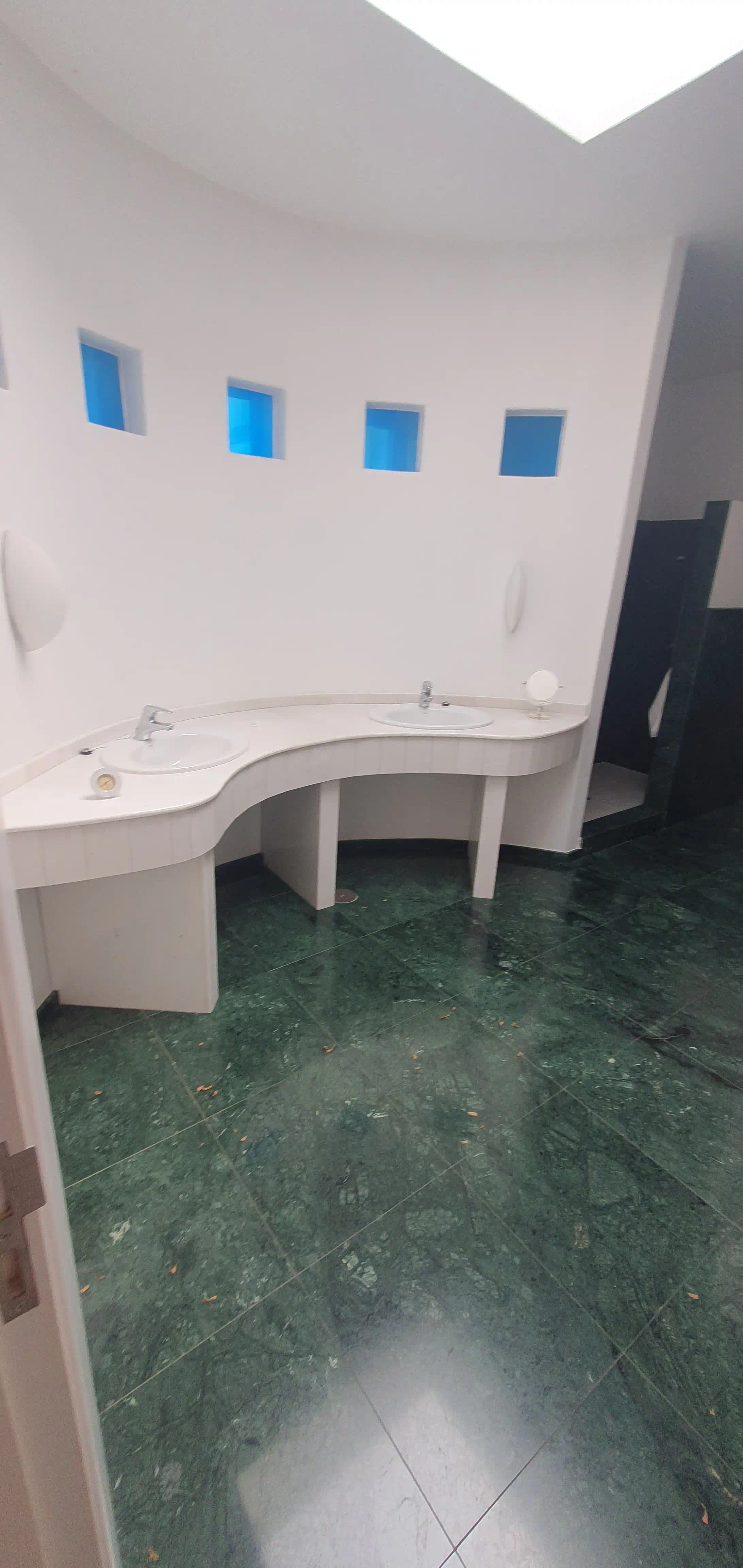Plomería y sanitarios antiguos del baño antes de reubicar desagües en hormigón
