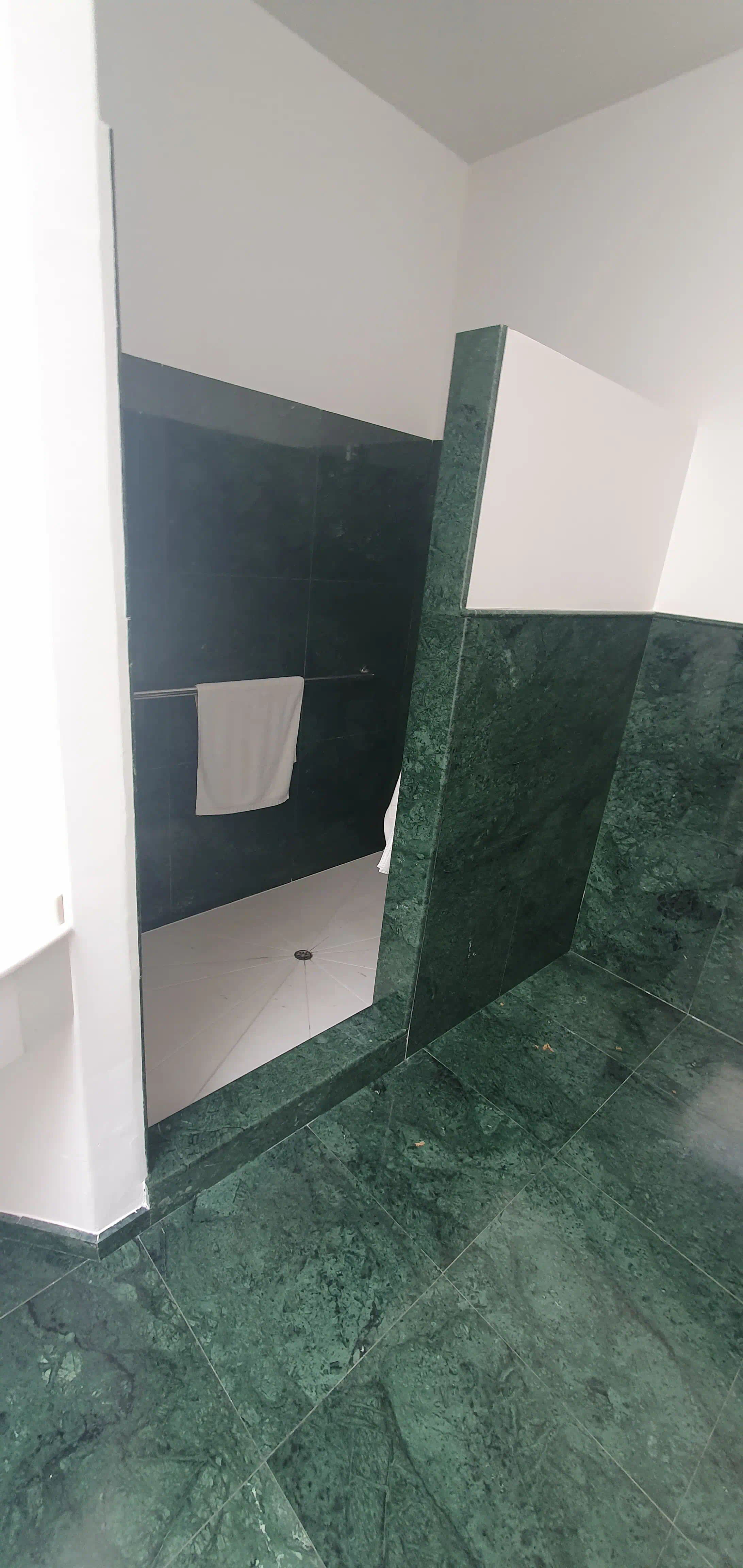 Vista complementaria del baño de gran tamaño en Guataparo, Valencia