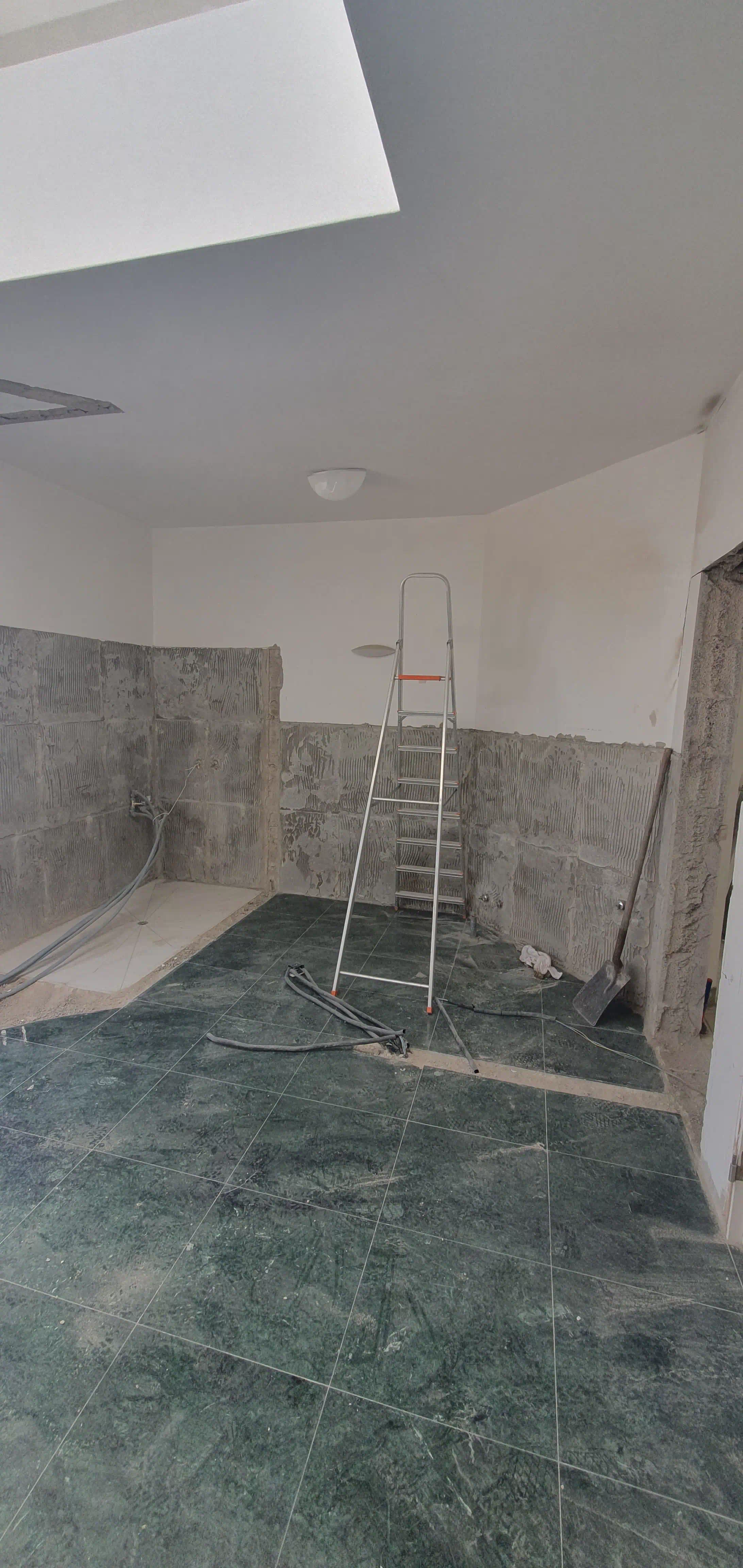 Proceso de demolición de tabiques de altura parcial y excavación de solera en Guataparo