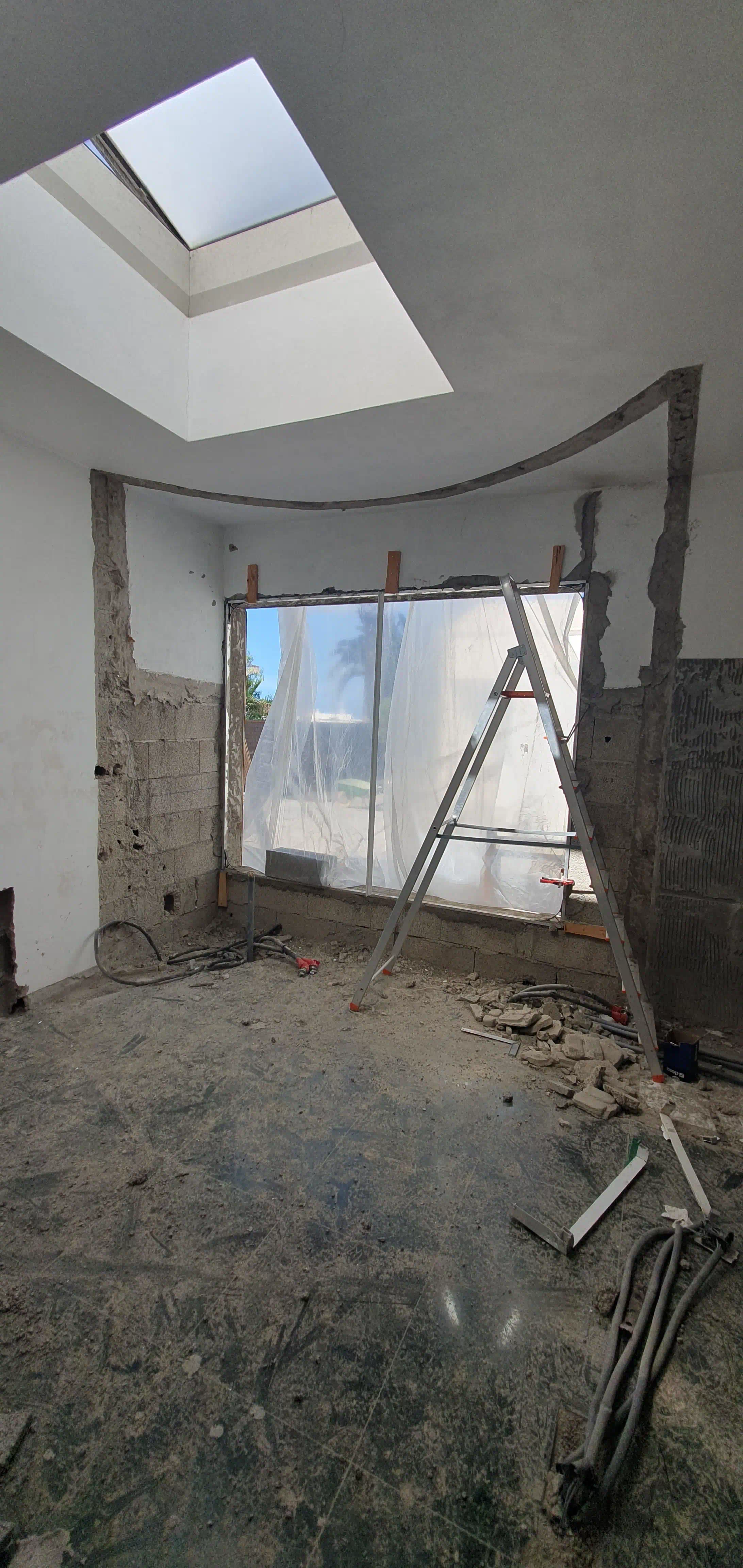 Demolición estructural de pared exterior en quinta de Guataparo para abrir el vano del ventanal