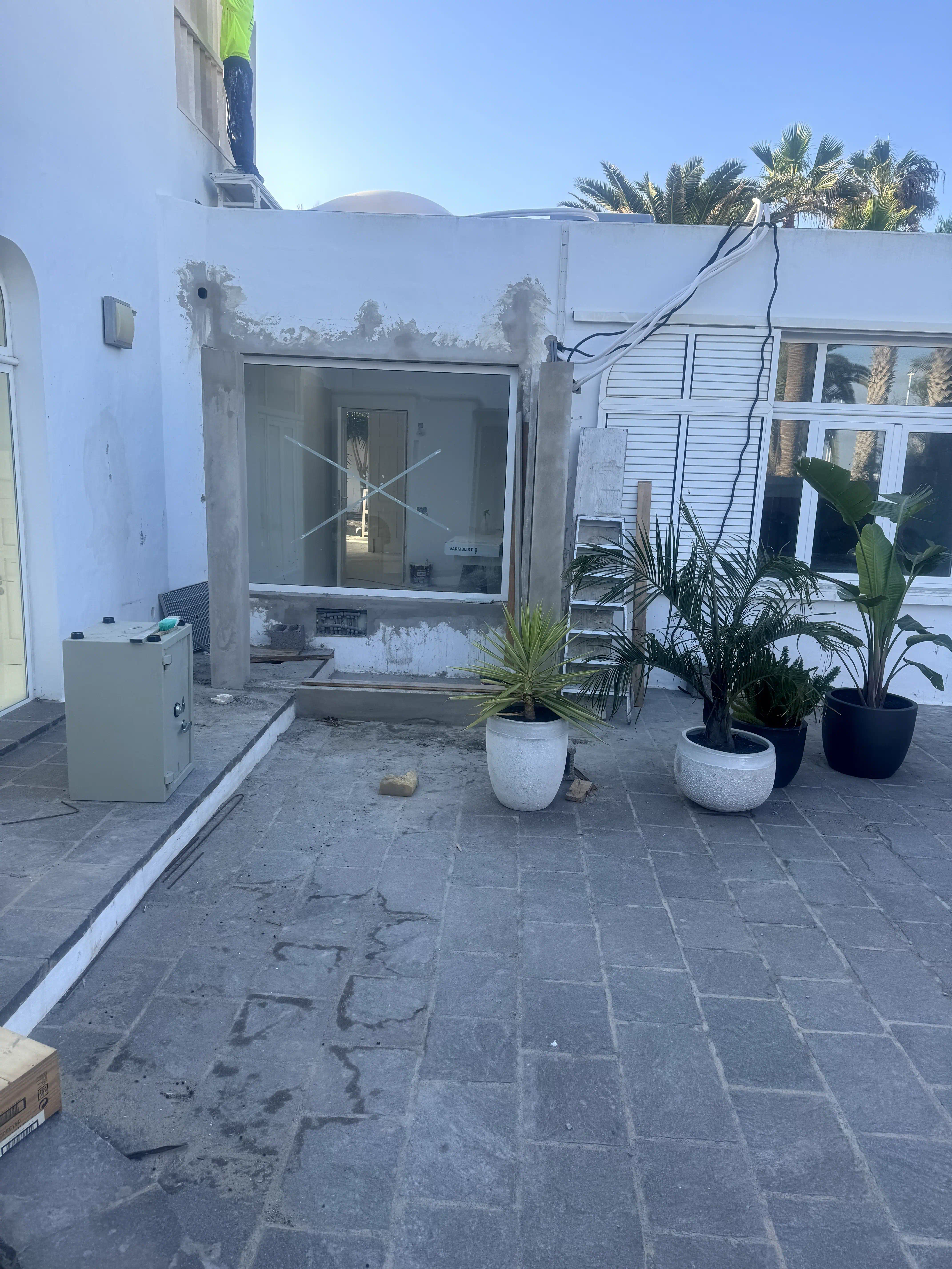 Ventanal instalado visto desde el exterior con sistema de rotura térmica