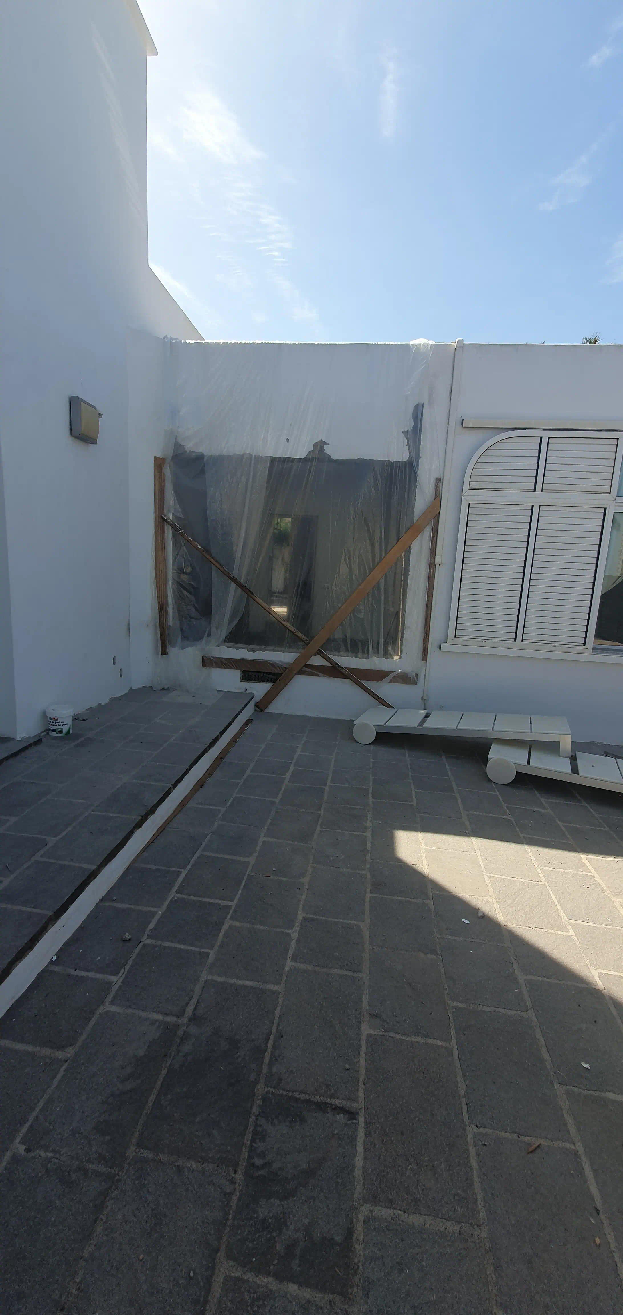 Hueco del futuro ventanal abierto en la fachada de la quinta de Guataparo, visto desde el exterior