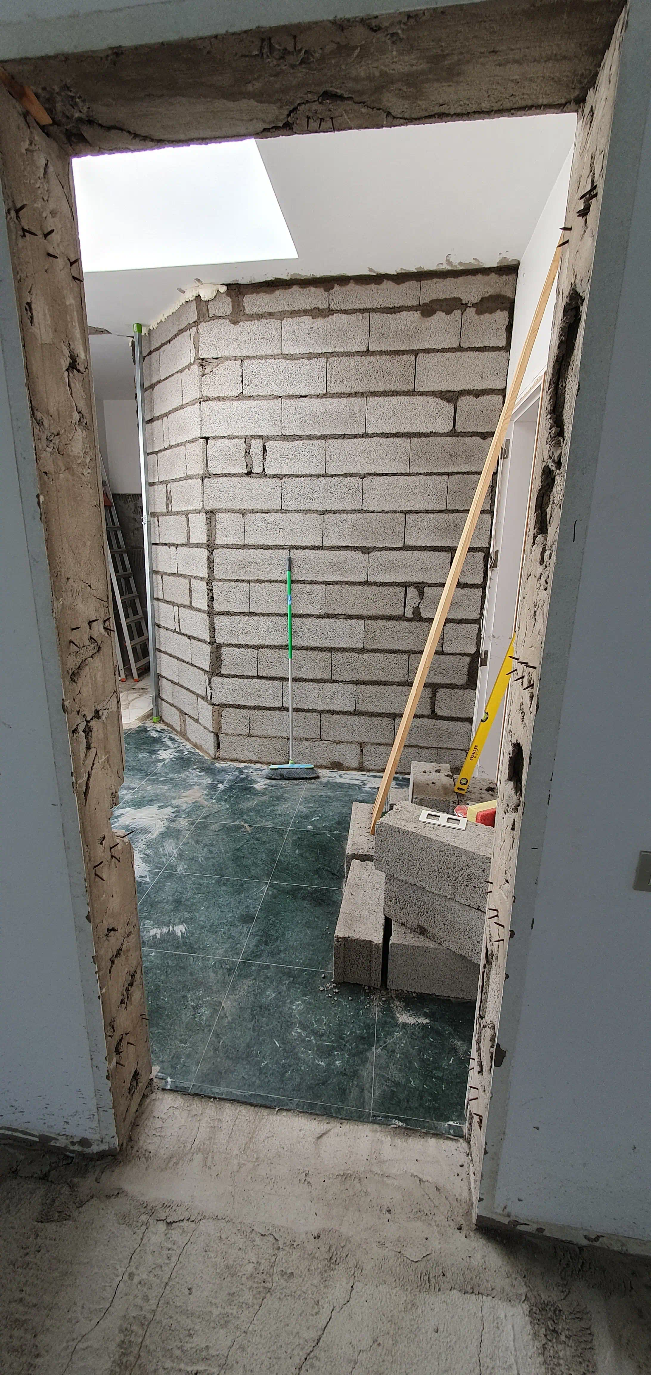 Tabique separador de bloque de hormigón de 15 cm terminado y todavía sin enfoscar en Guataparo
