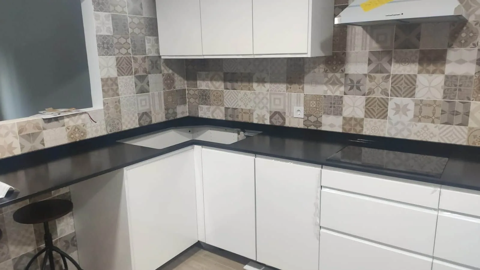 Adaptación de encimera de cuarzo para fregadero en forma de L