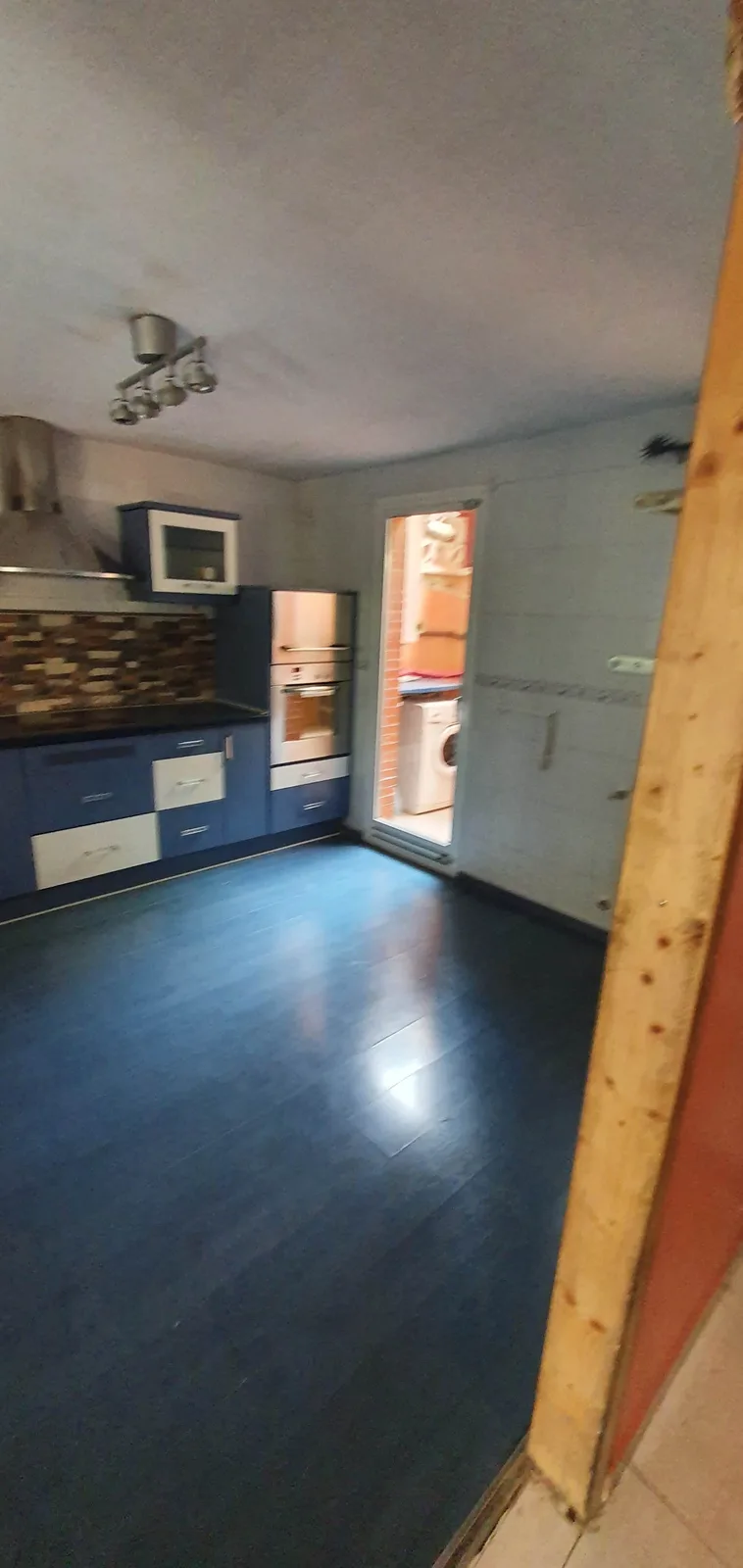 Cocina original antes de la reforma integral en Caracas, vista desde el acceso