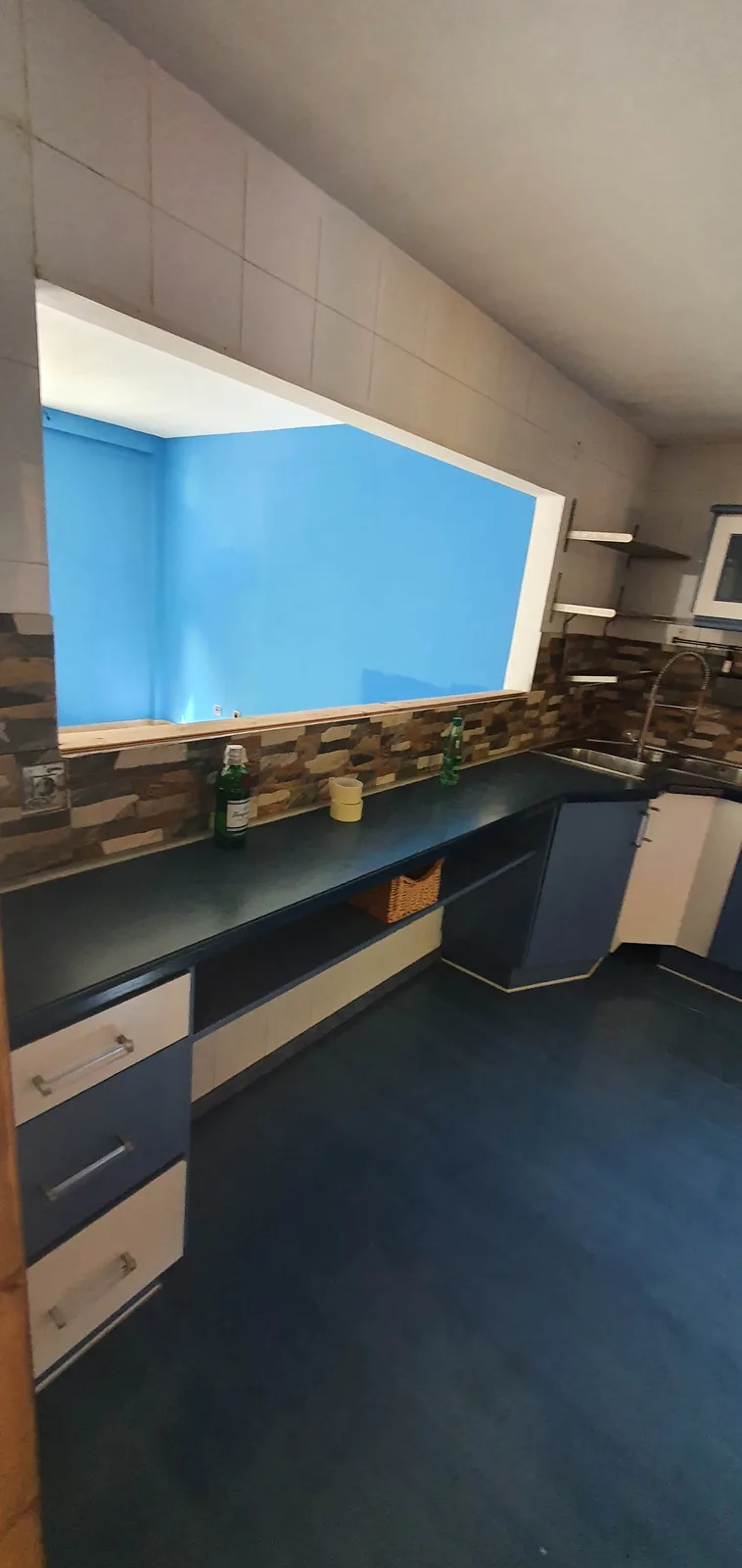 Estado inicial de cocina antes de reforma en Caracas