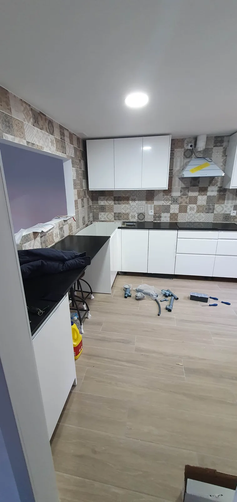 Detalle de cocina terminada con electrodomésticos empotrados