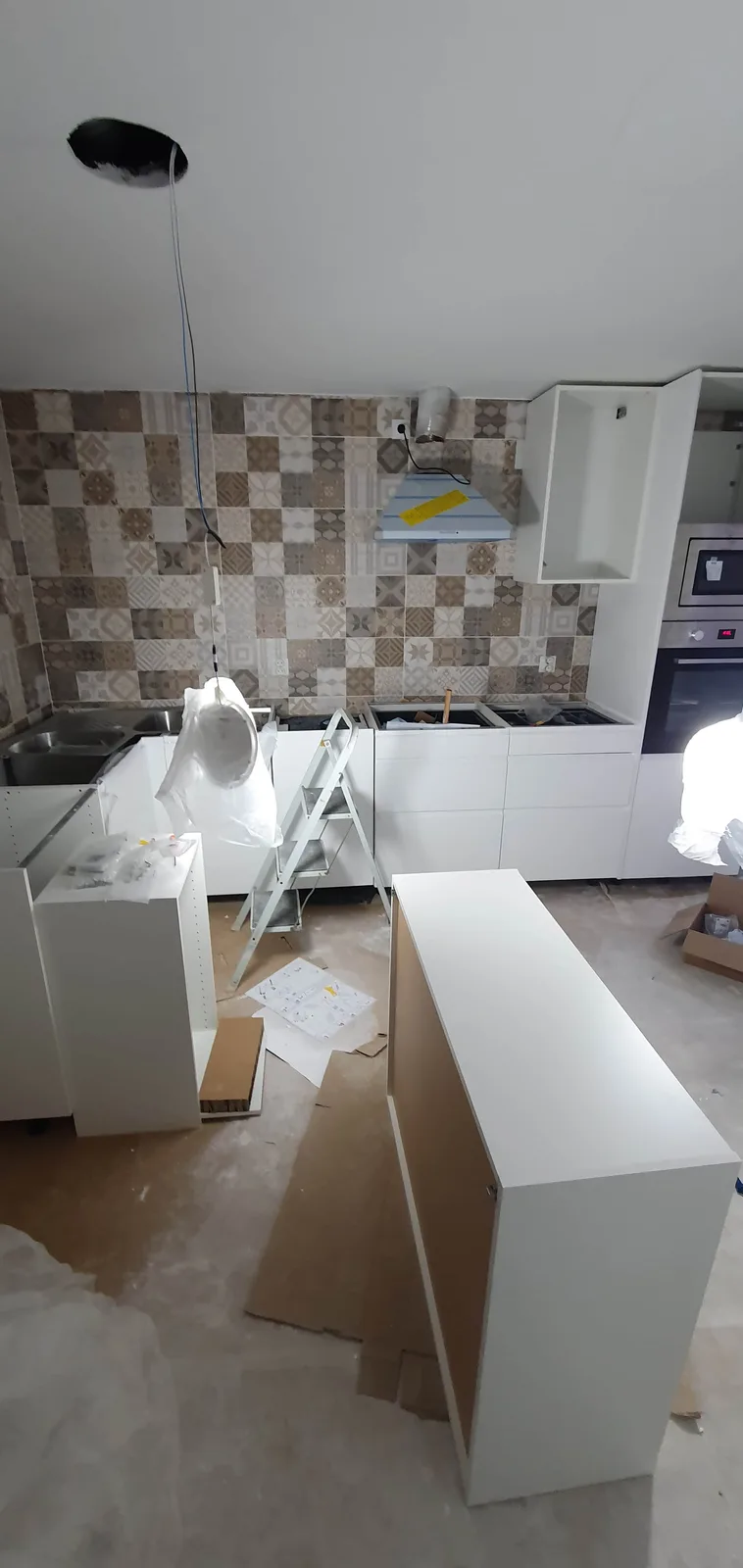 Proceso de montaje de muebles de cocina en quinta de Caracas