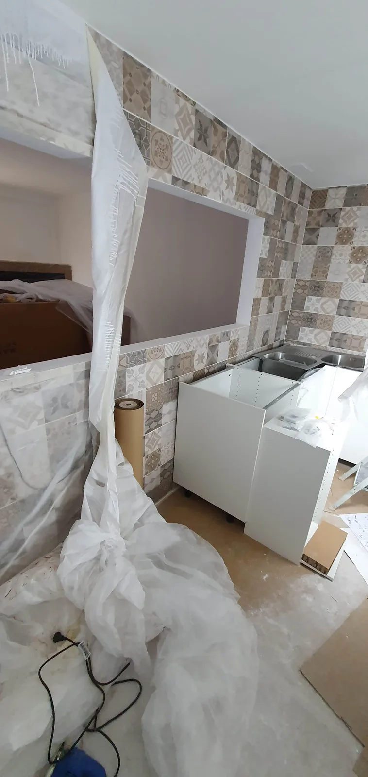 Instalación de módulos y frentes de cocina durante el proceso
