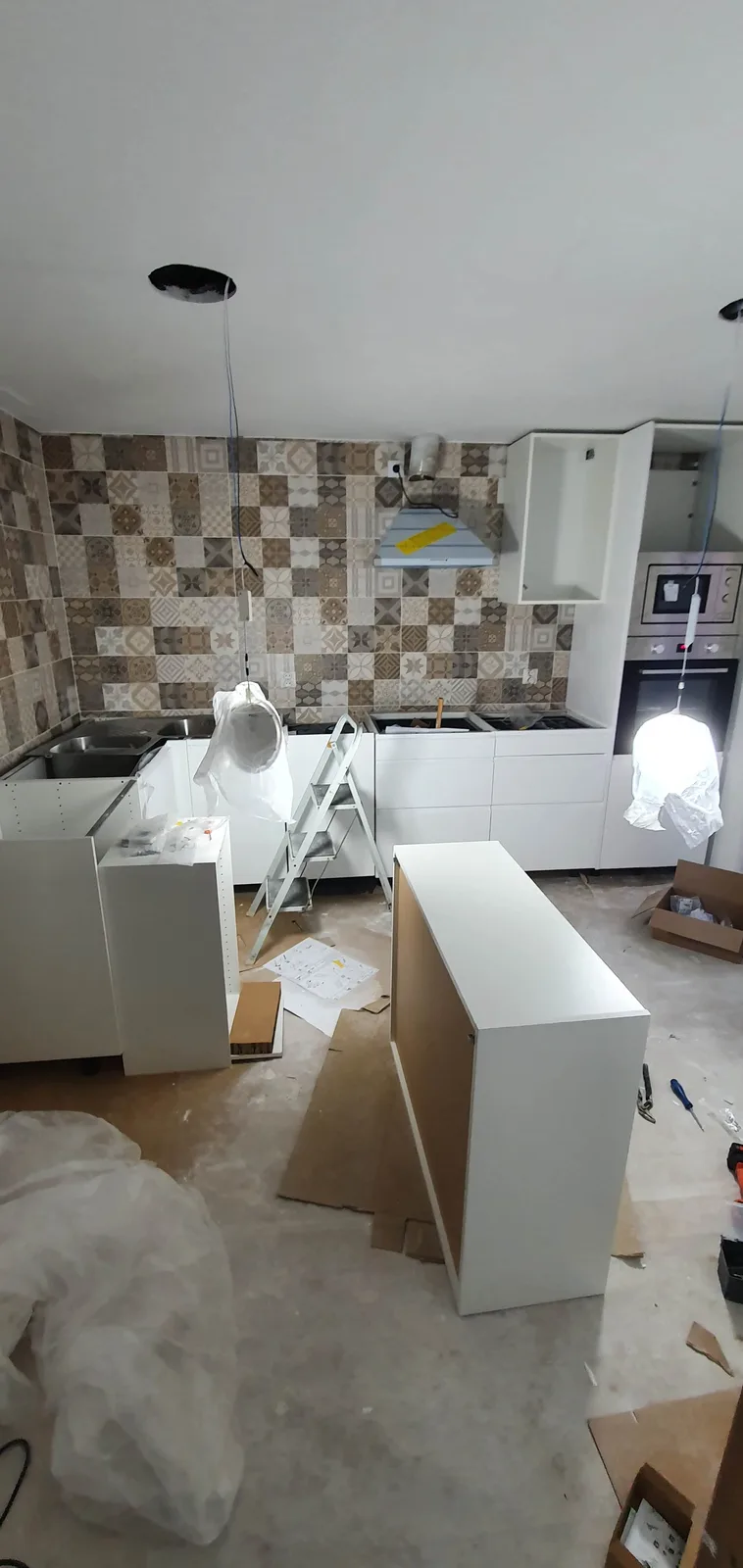 Montaje de muebles altos y bajos en cocina de Caracas