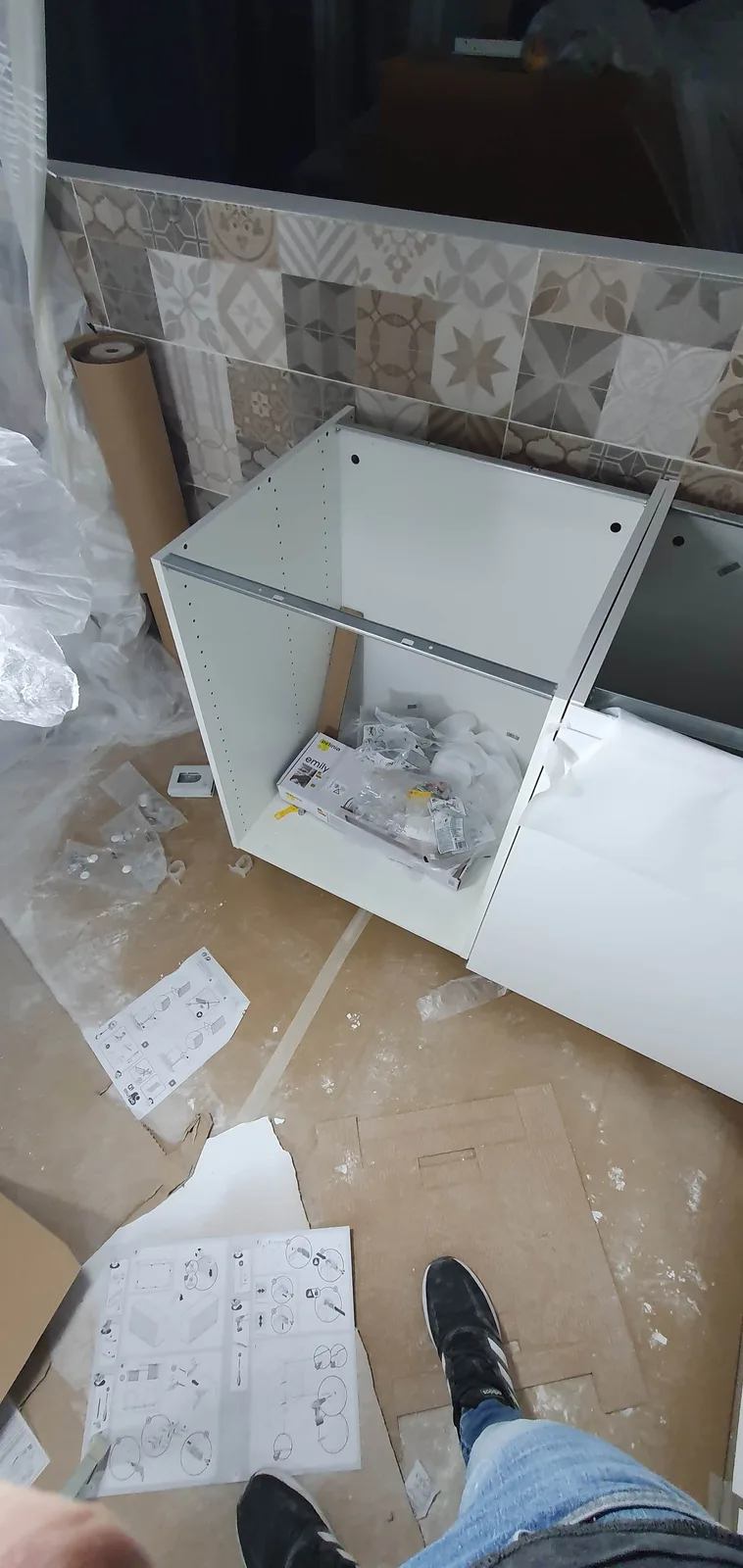Proceso final de montaje de mobiliario de cocina