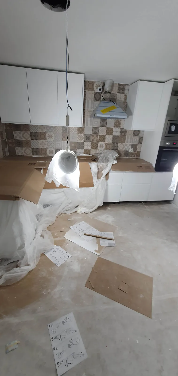 Últimos retoques en cocina remodelada de quinta en Caracas